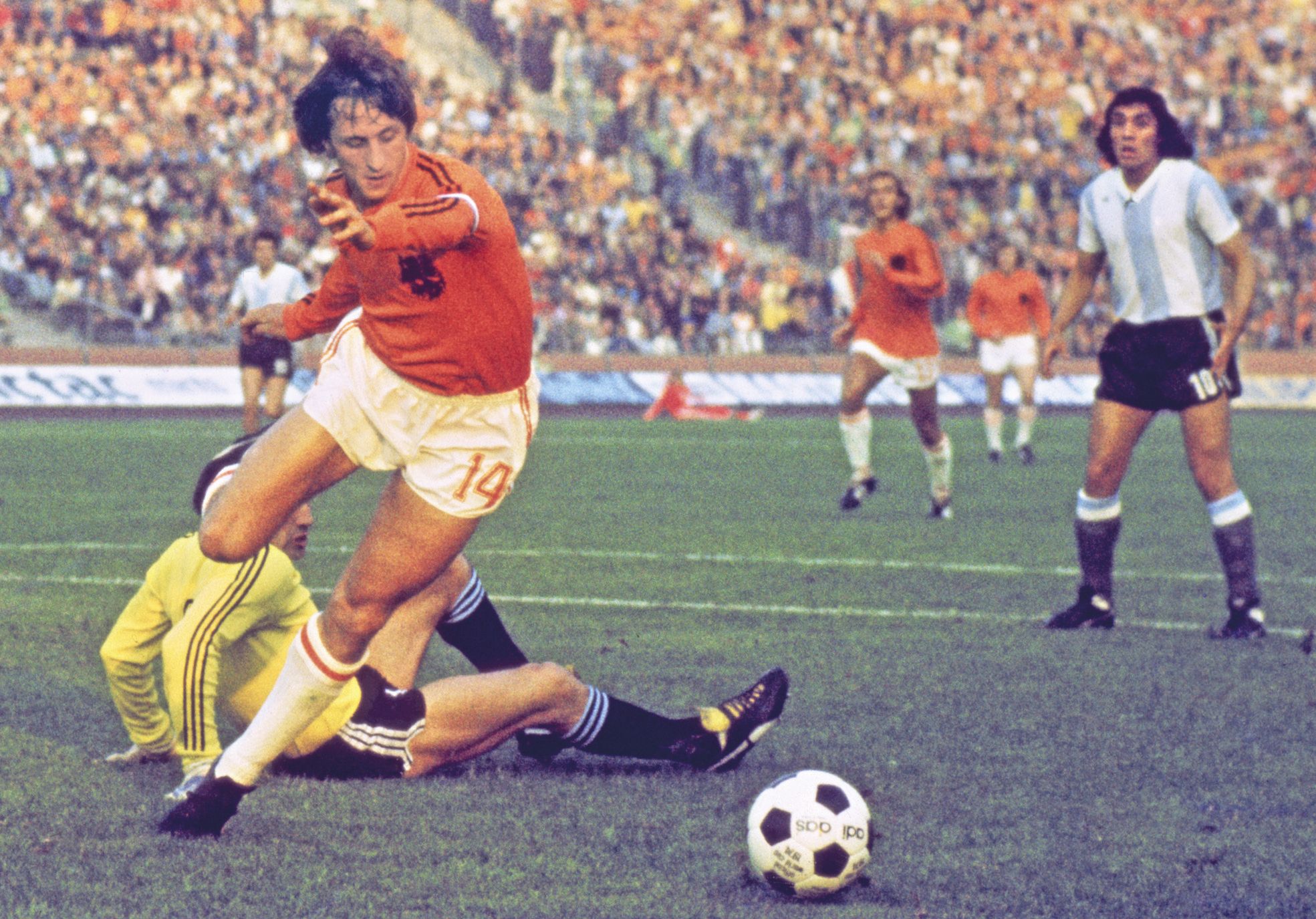 Gelsenkirchen, 26 juin 1974. Johan Cruyff élimine le gardien argentin Daniel Carnevali pour marquer l'un des quatre buts de la sélection néerlandaise contre l'Albiceste (4-0) lors des quarts de finale de la Coupe du monde.