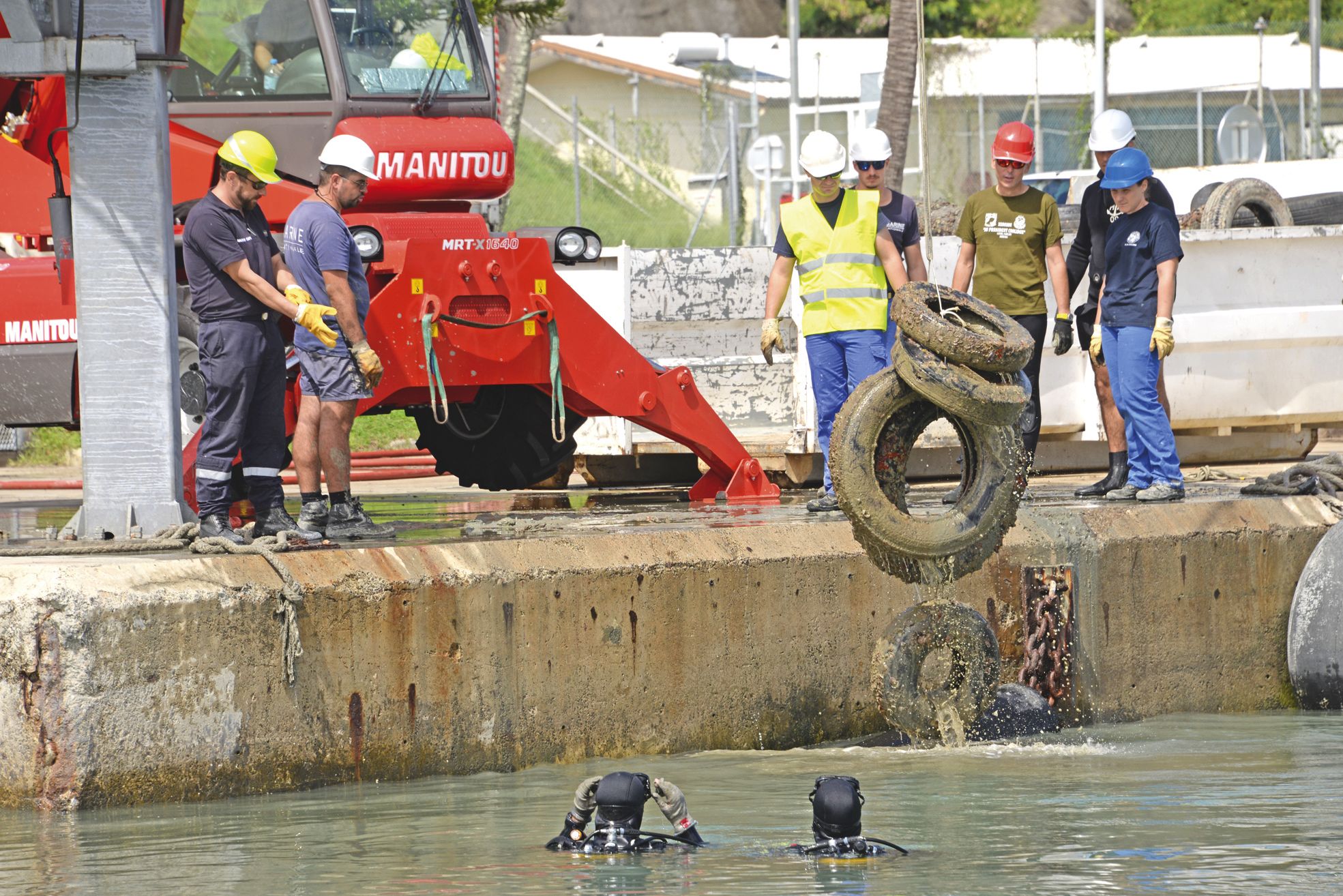 Nouméa, le 25 mars. Les pneus ont été repêchés par une équipe de plongeurs, avant d'être stockés à côté du quai.Ils ont été sortis de l'eau à l'aide d'une grue, puis mis dans une benne dédiée, fournie par l'éco-organisme Trécodec.