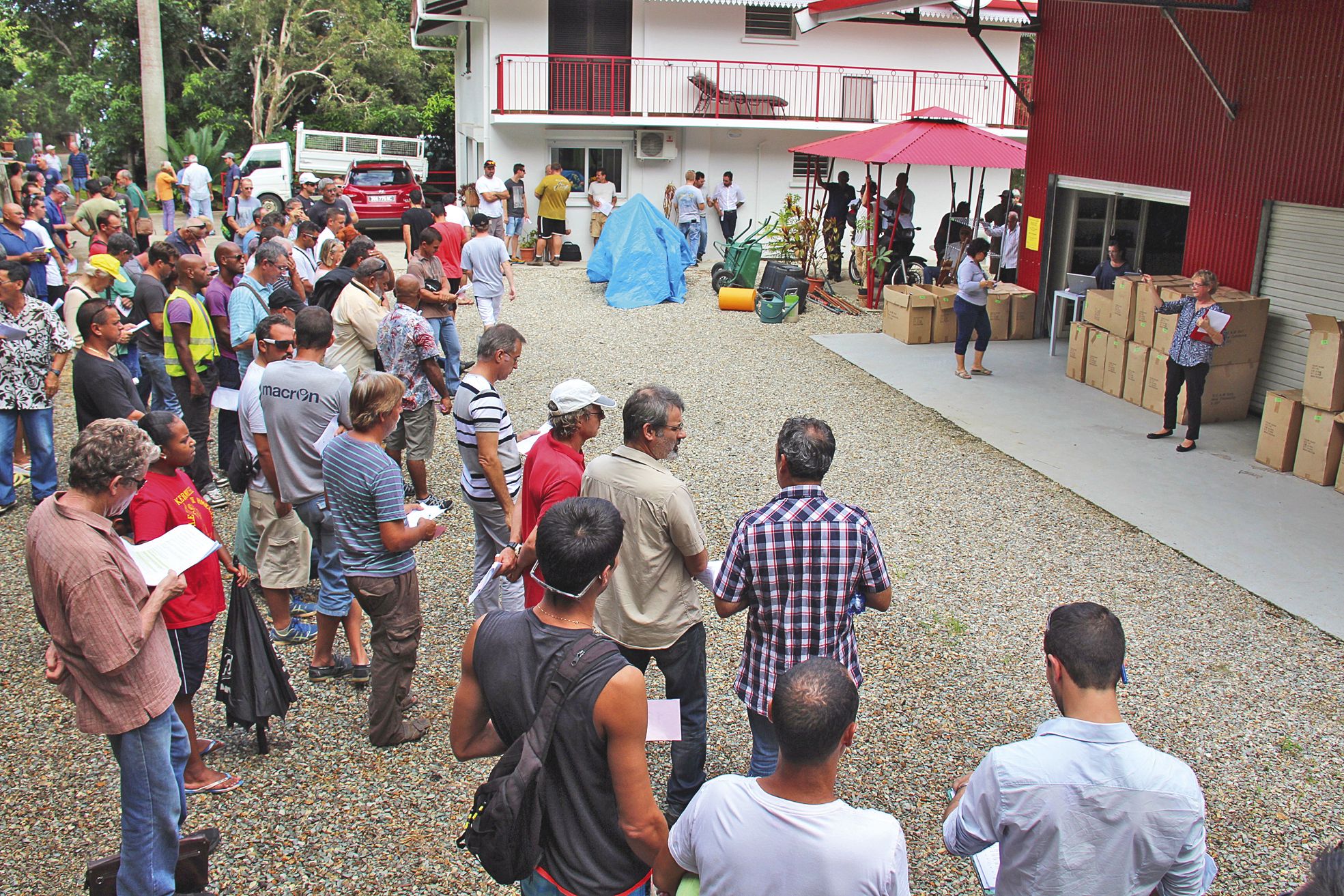 Col de Tonghoué, le jeudi 31 mars. Devant le hangar de Maître Potel, plus de quatre-vingts  personnes se pressent pour assister à la vente aux enchères. 