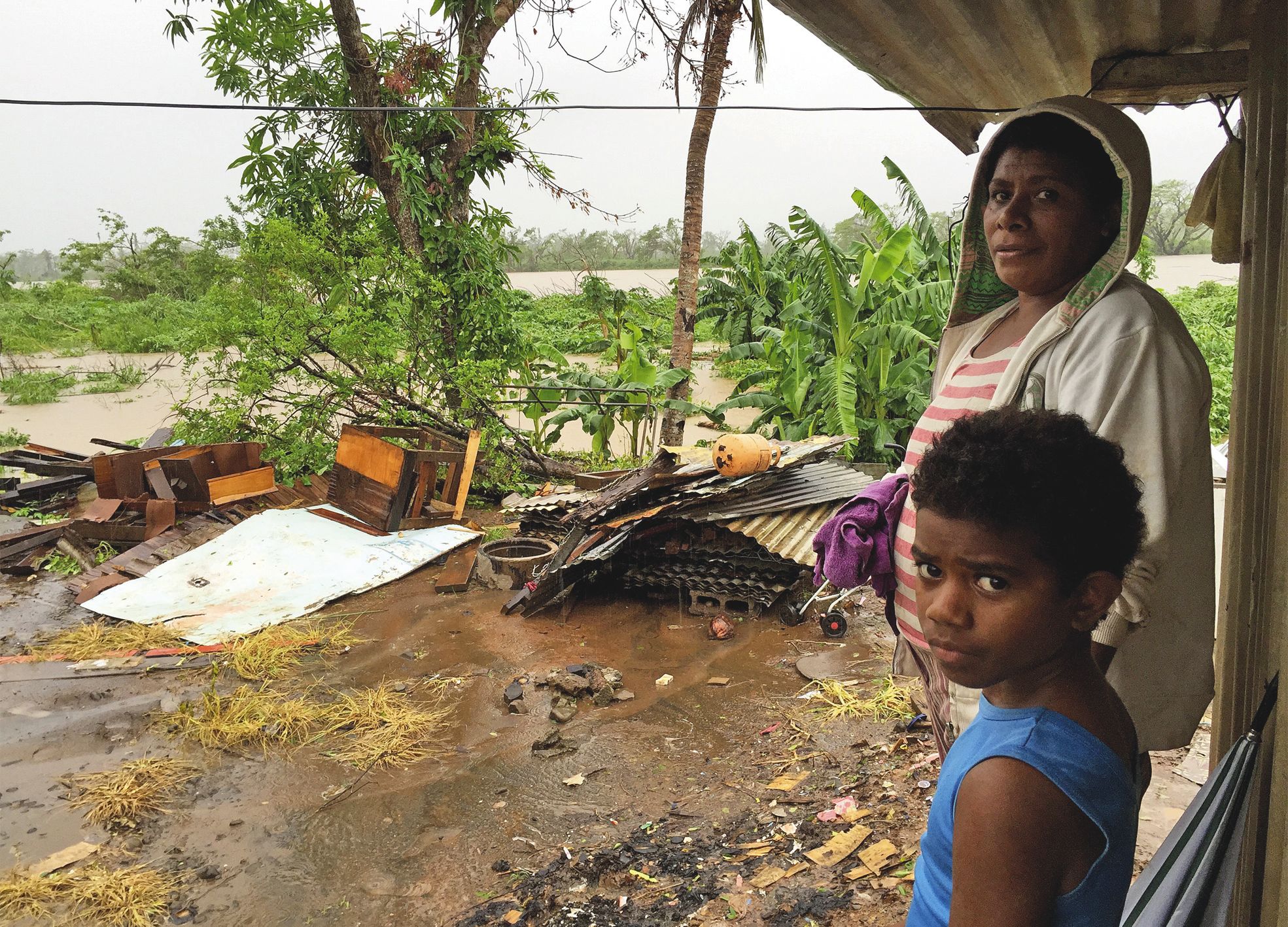 Viti Levu, près de la rivière Ba, le 6 avril. Cette famille a été durement touchée  par le cyclone Winston. La rivière menace de nouveau la fragile habitation.