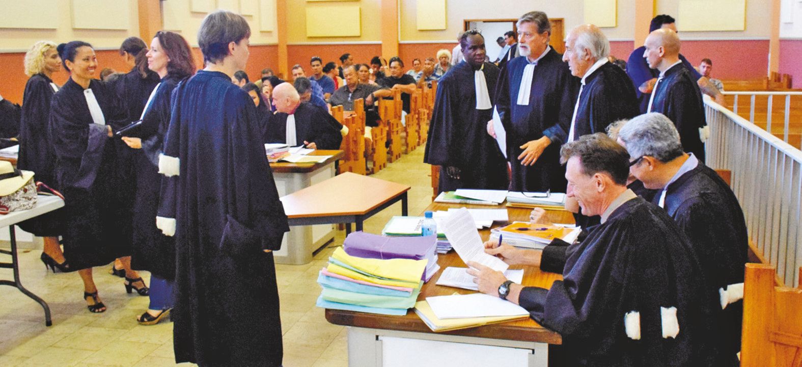 Tahiti, le 4 avril. Des tables ont dû être rajoutées dans la grande salle du tribunal, au vu du nombre d'avocats  dans le dossier, qui compte pas moins de 25 prévenus.