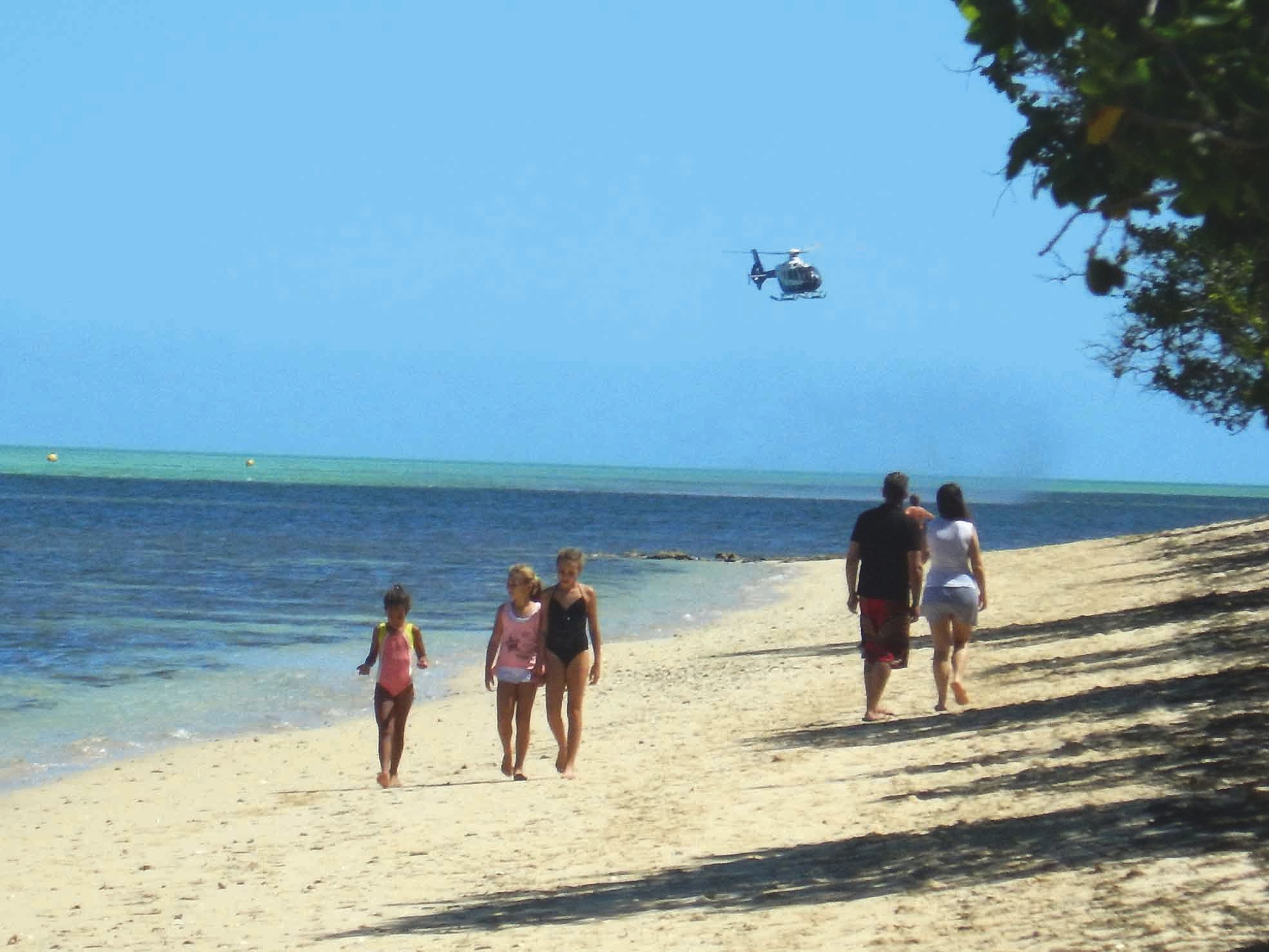 La paisible plage de Poé est de plus en plus fréquentée. Mais après l'attaque, c'est un lagon uniquement sillonné par le bateau des pompiers, survolé par l'hélicoptère du Samu, qui s'offrait au regard.