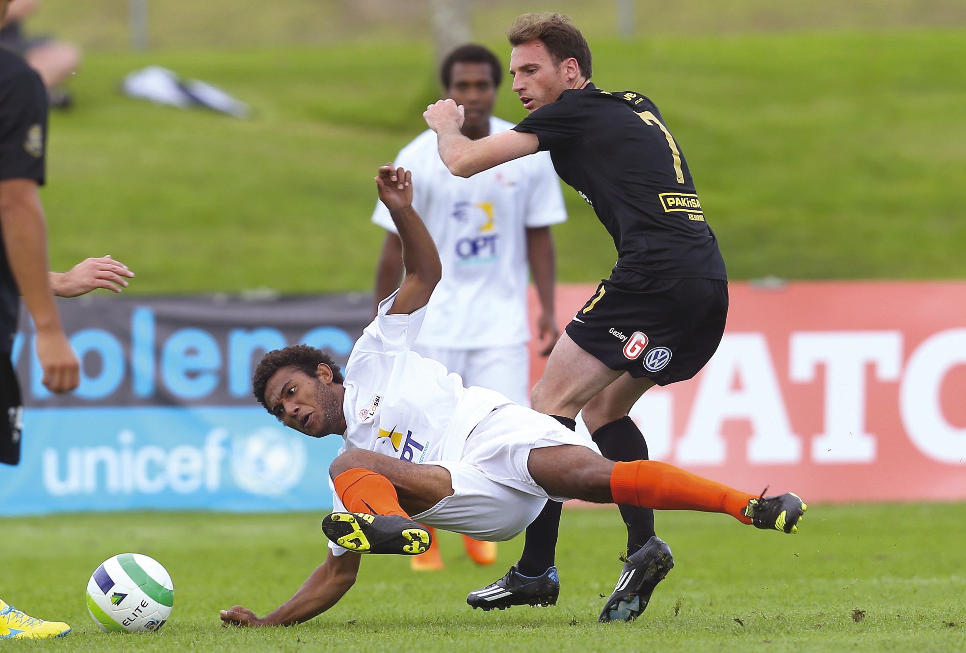 Auckland, hier. Rivalisant dans le jeu, les Calédoniens (en blanc) ont régulièrement souffert du défi physique imposé par les joueurs néo-zélandais.