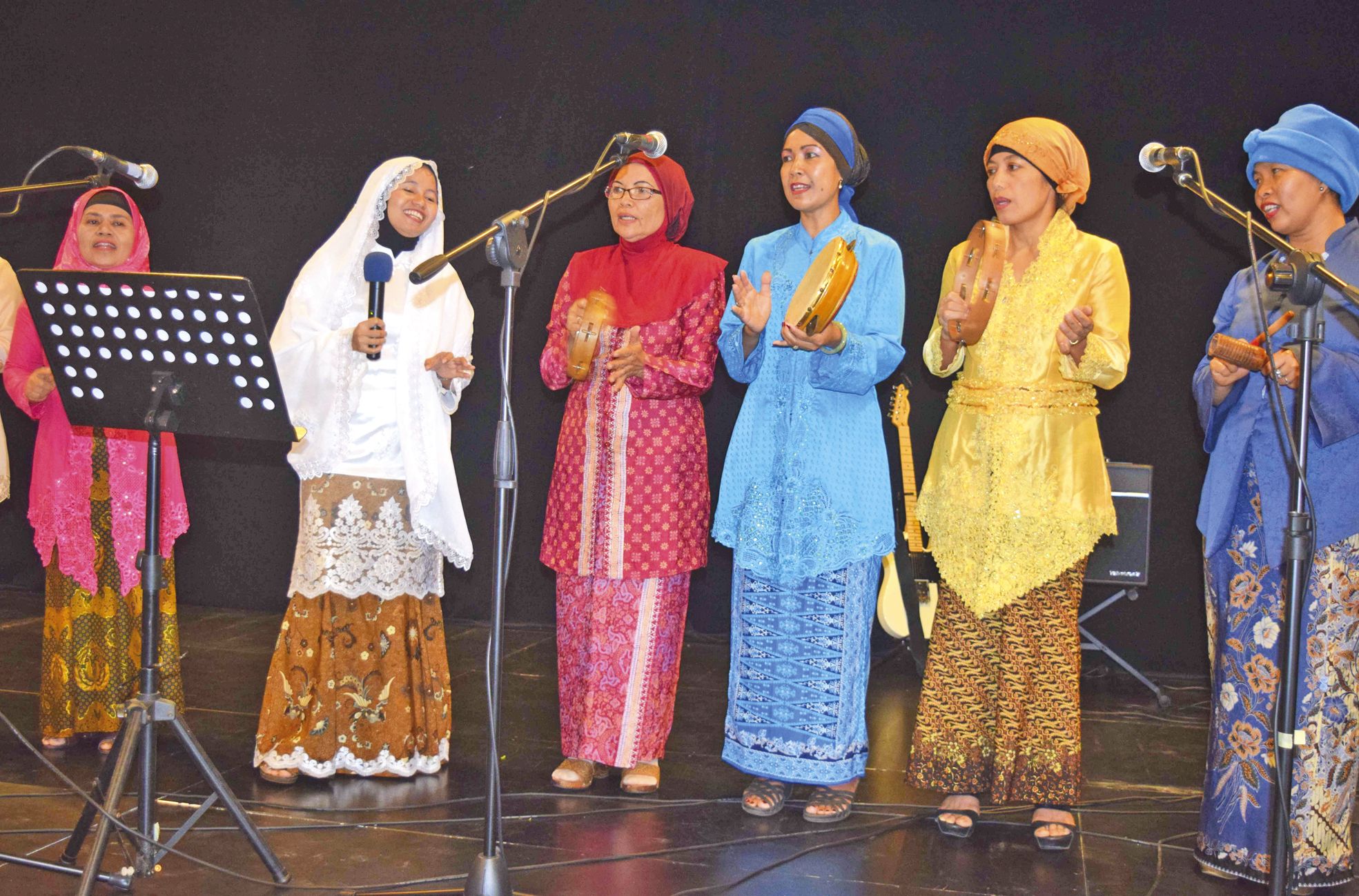 Centre culturel de Dumbéa, dimanche 17 avril. En à peine deux semaines, les femmes de l'association Puimik ont monté un spectacle mêlant danses traditionnelles, chants religieux (photo) et défilés de mode batik.