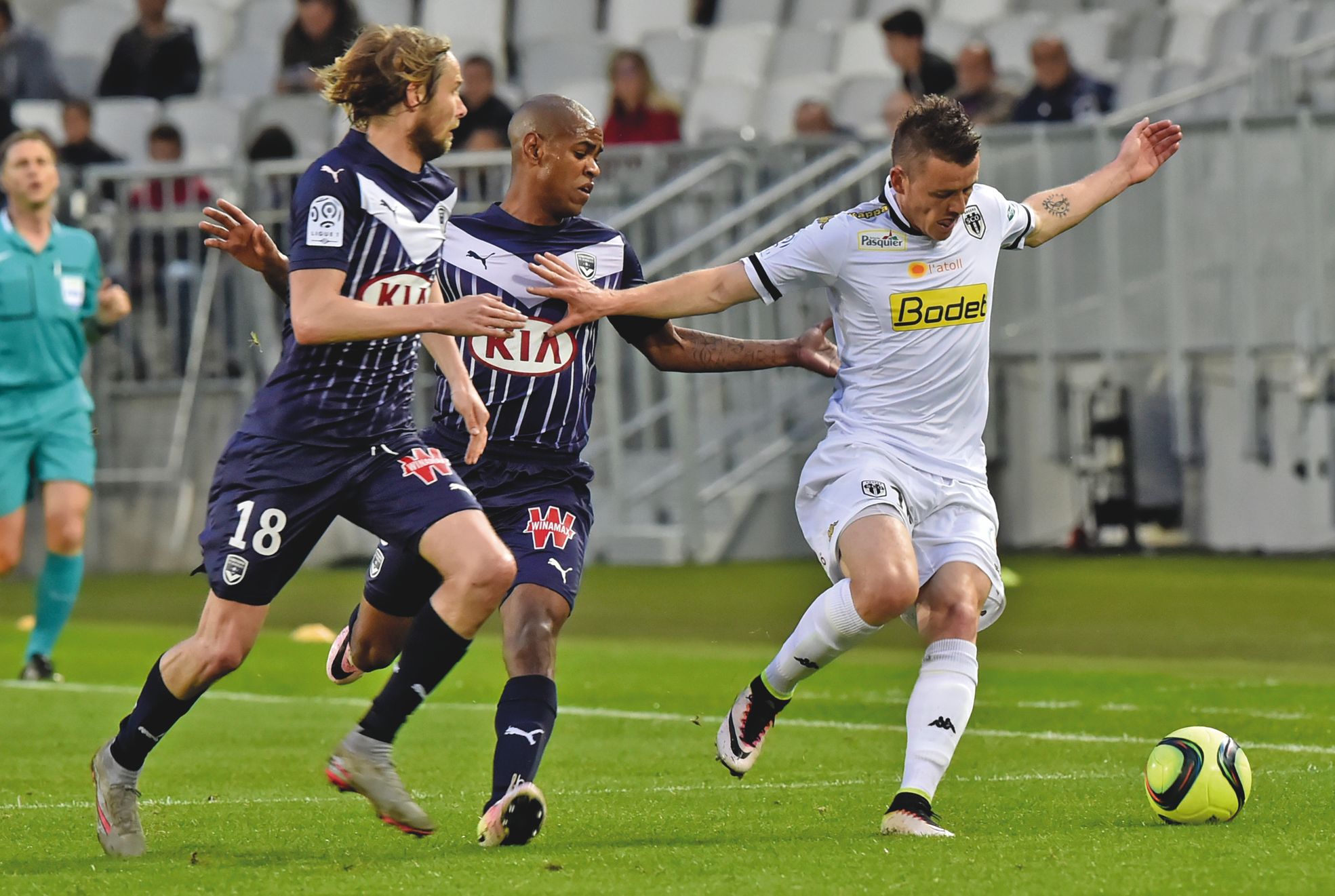 Bordeaux, hier. L'Angevin Gilles Sunu prend le dessus sur le Bordelais Diego Contento.