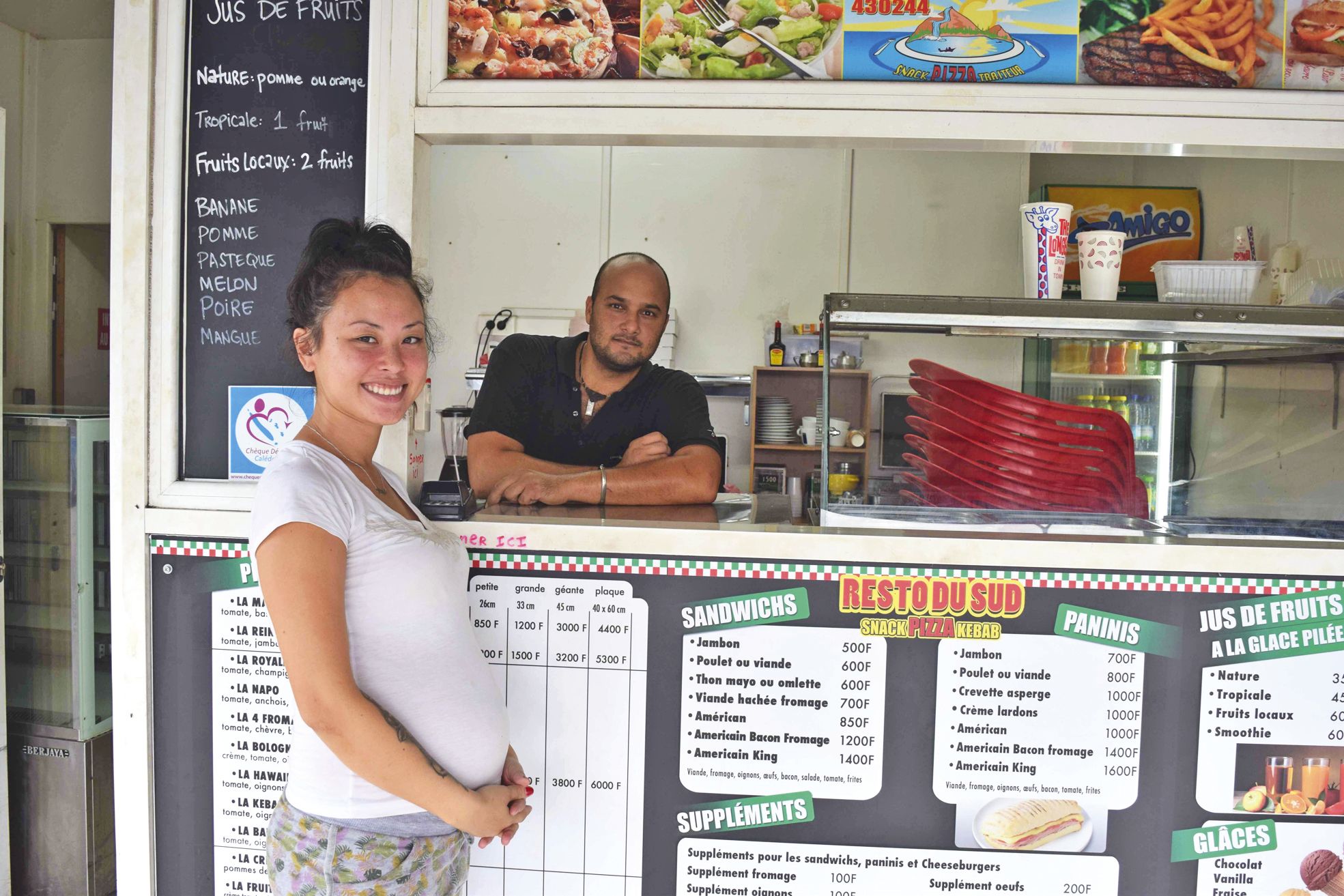 Nathalie et Bader tiennent le snack de La Coulée depuis trois ans. Ils sont ouverts midi et soir.