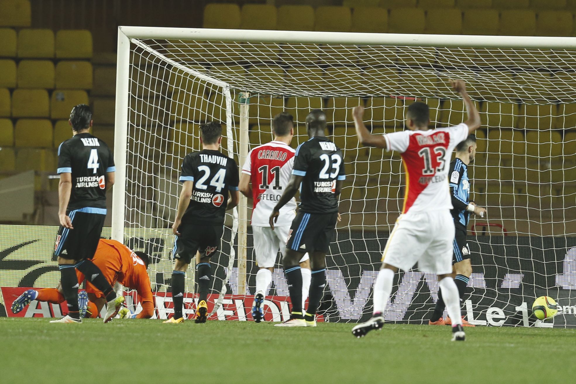 Monaco, hier. Comme trop souvent depuis ces derniers mois, Steve Mandanda (à quatre pattes) n'a pu que constater les dégâts.  