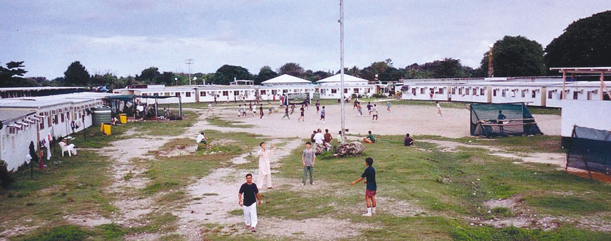 Camp de réfugiés de Nauru. La position de l'Australie, qui y envoie les réfugiés qu'elle rejette, ne varie pas d'un pouce.  Il s'agit de dissuader ceux qui ont recours à de « tels procédés pour obtenir ce qu'ils veulent ».