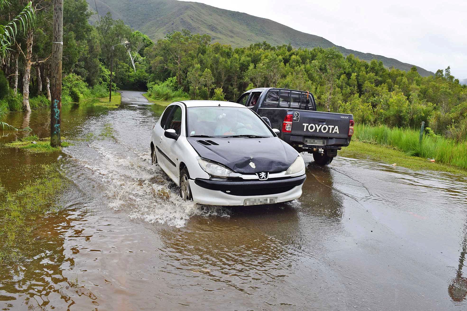 Rue Hannequin, à l'entrée de La Coulée nord, le lundi 28 mars. A la moindre forte pluie, l'eau déborde du radier situé  à l'entrée du lotissement Schohn. Si le mauvais temps persiste, seuls les 4X4 et pick-up peuvent regagner le quartier.