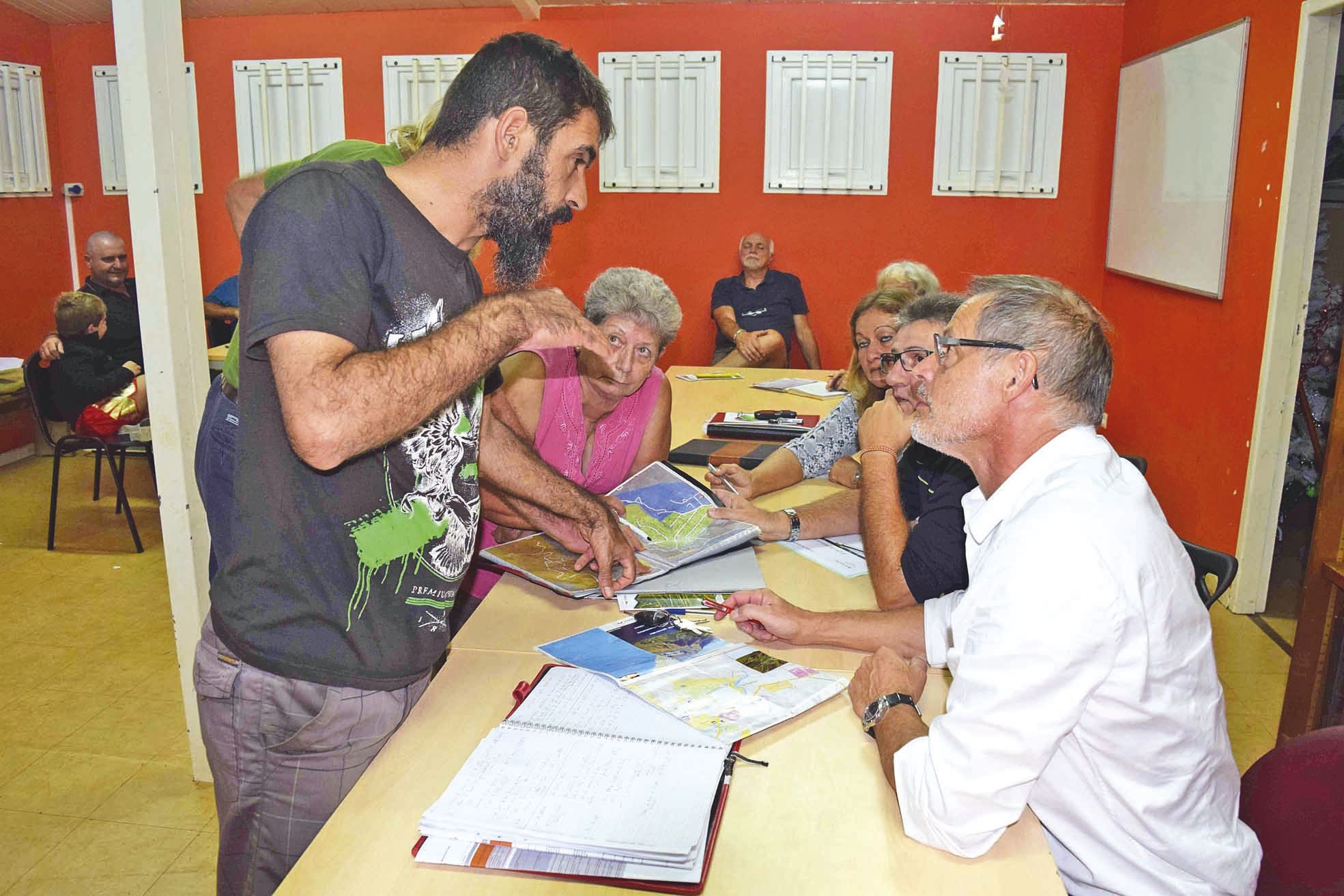 La dizaine de participants au comité de quartier, mercredi soir, ont passé au crible les routes de leur quartier.