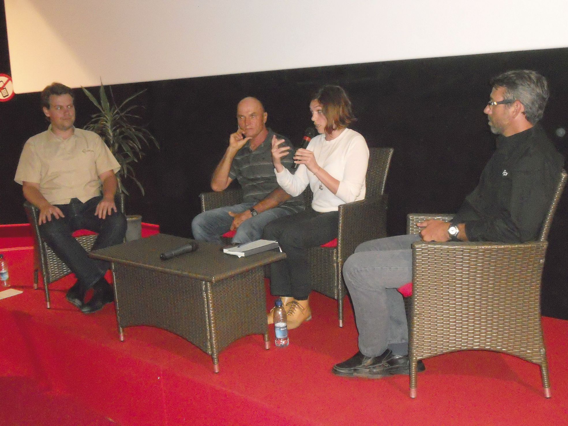 Cinéma de La Foa, jeudi 21 avril. Le débat, après le film, a été animé par (de gauche à droite) Jean-Michel Deveza,  Gérard Pasco, Anne Monnier et Jean-Christophe Niautou, qui va créer une ferme solaire.