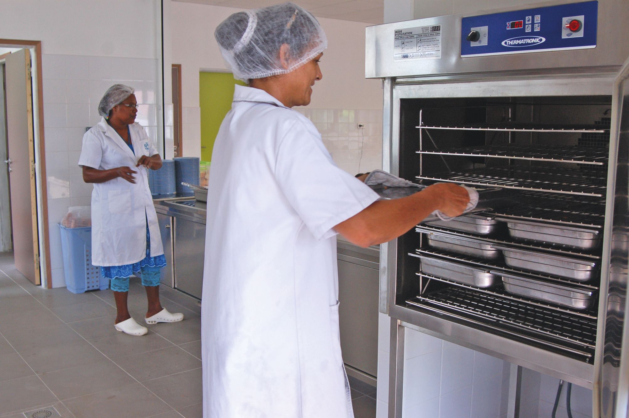 Dans l'arrière-cuisine, les équipes disposent désormais d'un four pour réchauffer les plats directement sur place.