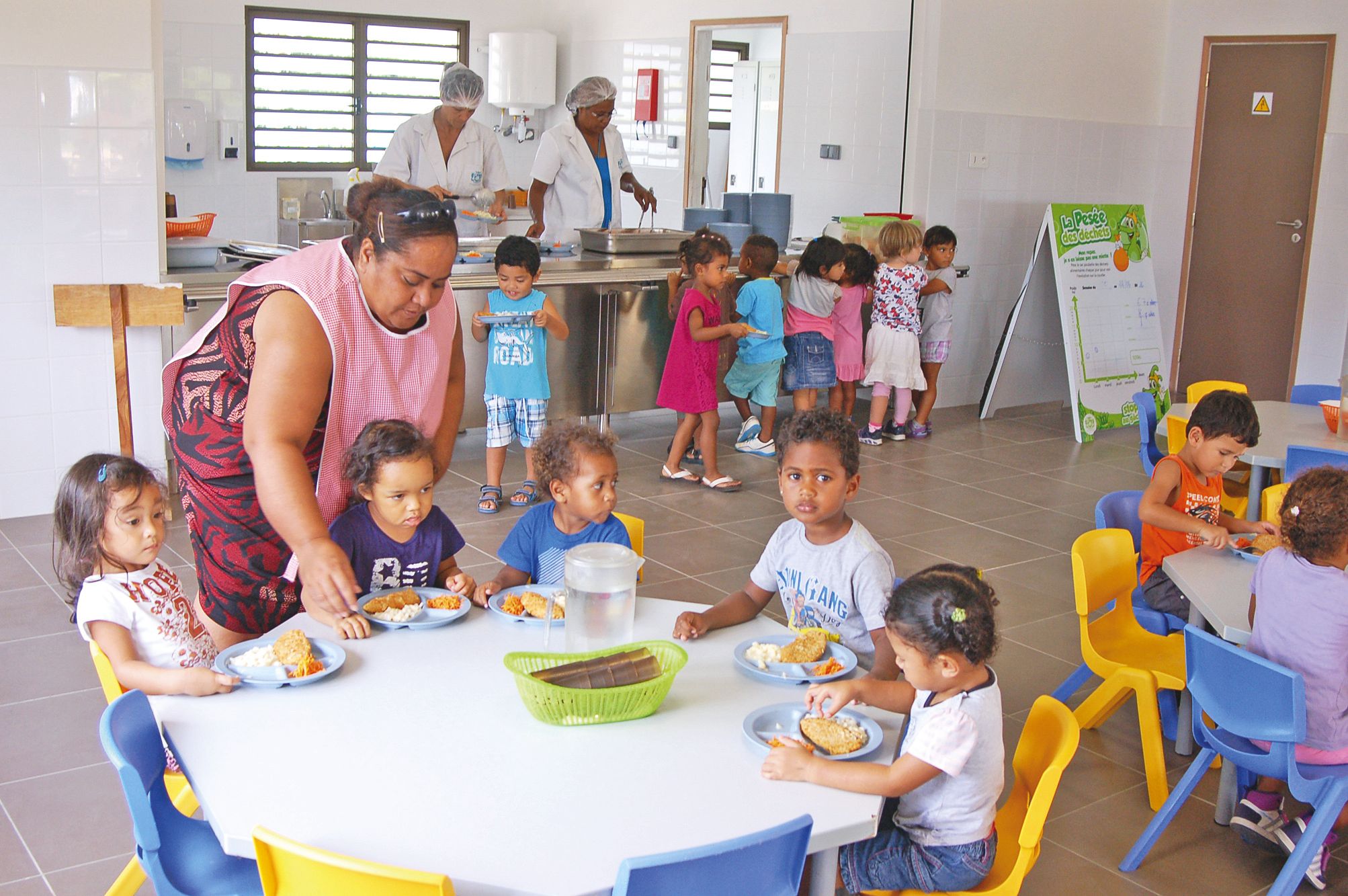 Dans la cantine des Roses, le jeudi 21 avril. Les élèves de petite section sont les premiers à déjeuner. Au menu de jeudi, du poisson, des carottes et du chou-fleur.