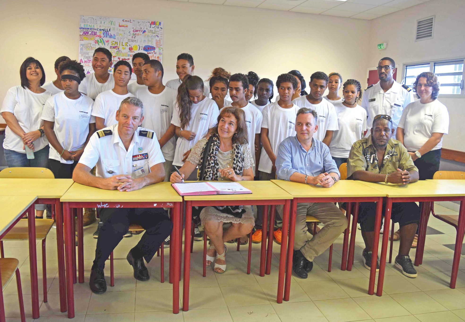 Collège Ondémia, vendredi 22 avril. Le colonel Antoine Sadoux, commandant de la base 186 de Tontouta, Anne Porcher-Jaunay, principale du collège (au premier rang, à gauche) ont signé une convention de partenariat pour la classe défense.