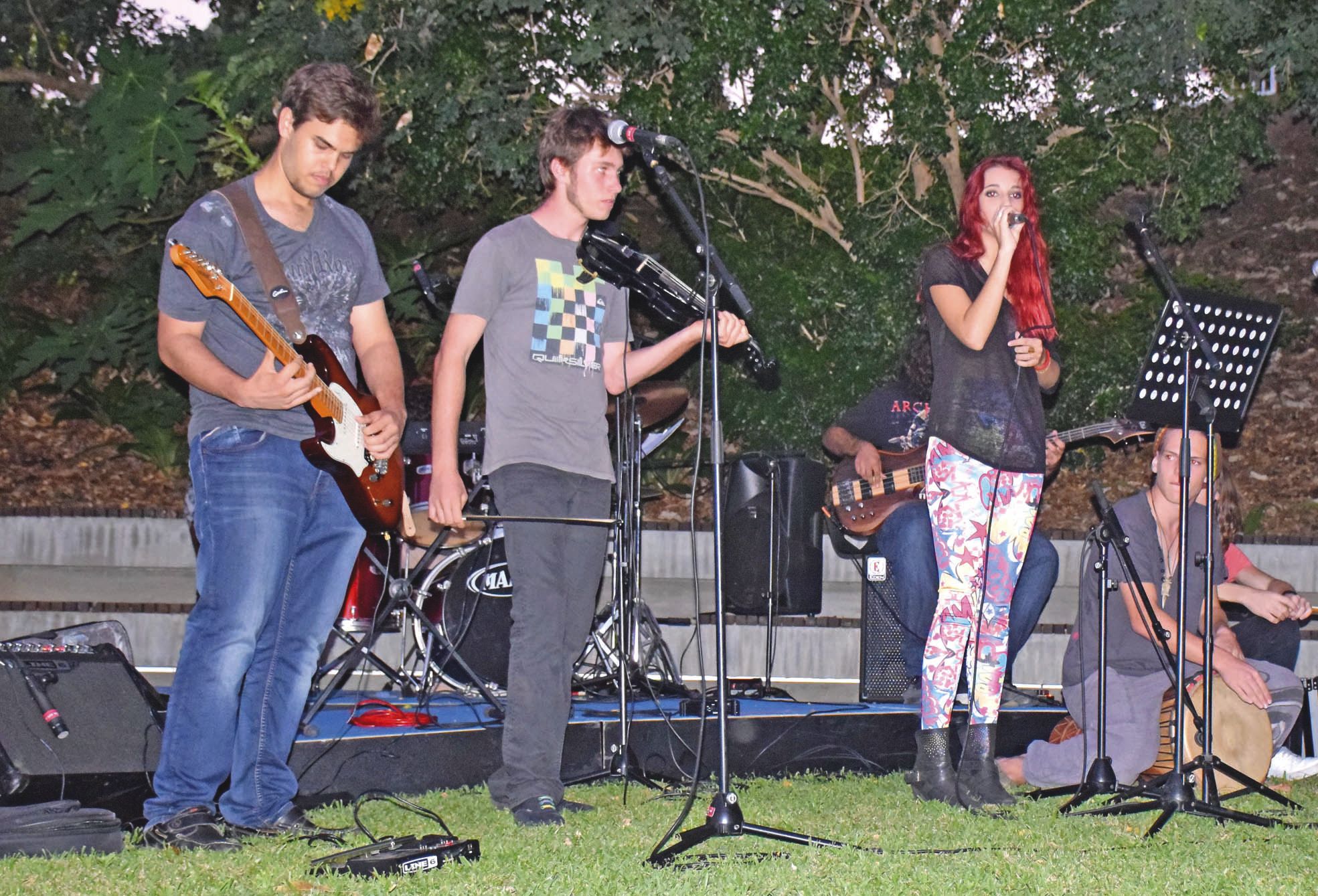 Concert du jeune groupe Soul of Stranger samedi en début de soirée, à l'amphithéâtre  naturel qui a aussi accueilli un autre château, celui du spectacle jeune public Blanche-Neige.