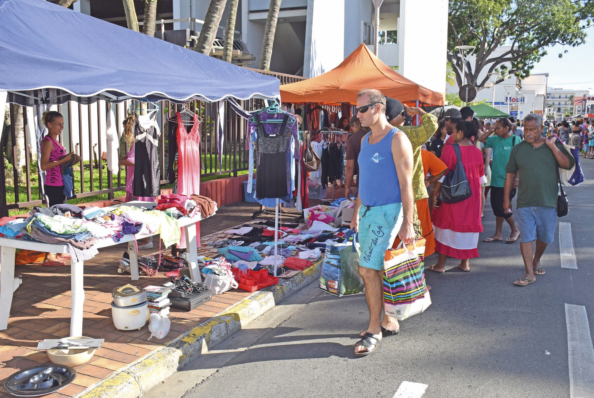 Rue Mangin, le 24 avril vers 8 heures. Yann arrive au stand de Pierrette. Annulé fin mars pour des raisons  météorologiques, le vide-greniers d'hier a déroulé ses emplacements jusqu'aux grilles de la mairie.