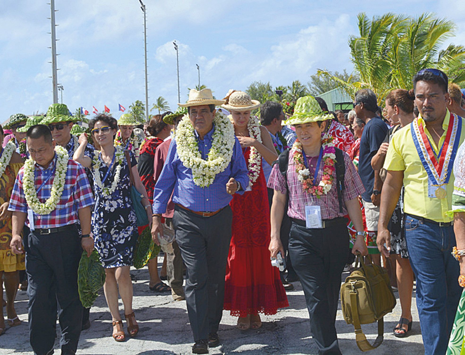 Le 6 mai 2015 à Hao. Lors de l'inauguration du projet de complexe aquacole, Edouard Fritch, le président du Pays avec les investisseurs chinois du groupe Tian Rui et le tavana de la commune, Théodore Tuahine.