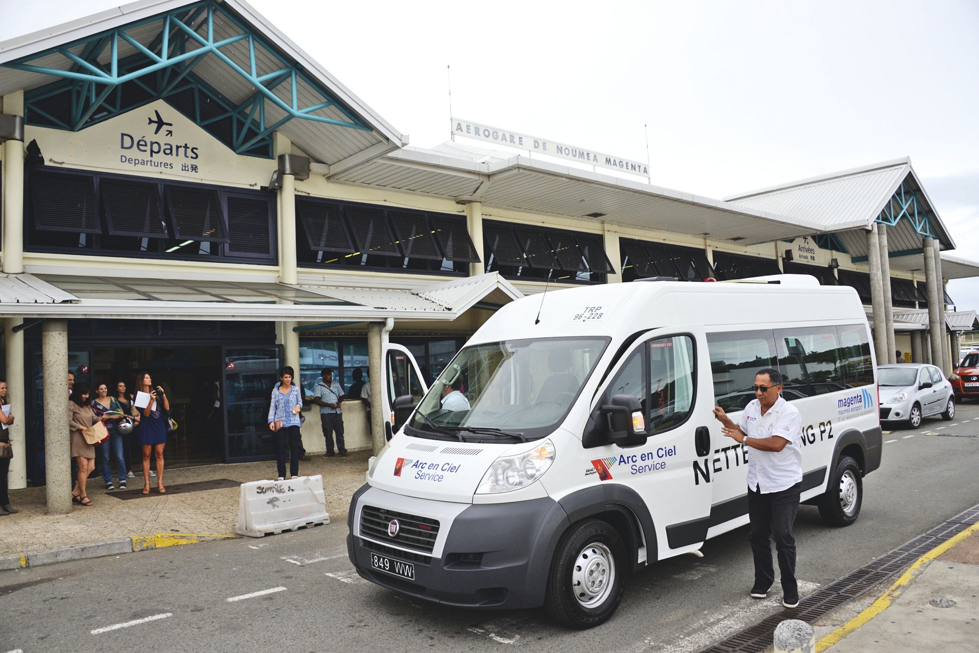 A l'aérodrome, le jeudi 28 avril. Prévu pour dix-neuf personnes à l'origine, le véhicule a été modifié pour pouvoir charger des bagages à l'avant et à l'arrière. La navette pourra donc transporter treize passagers par rotation.