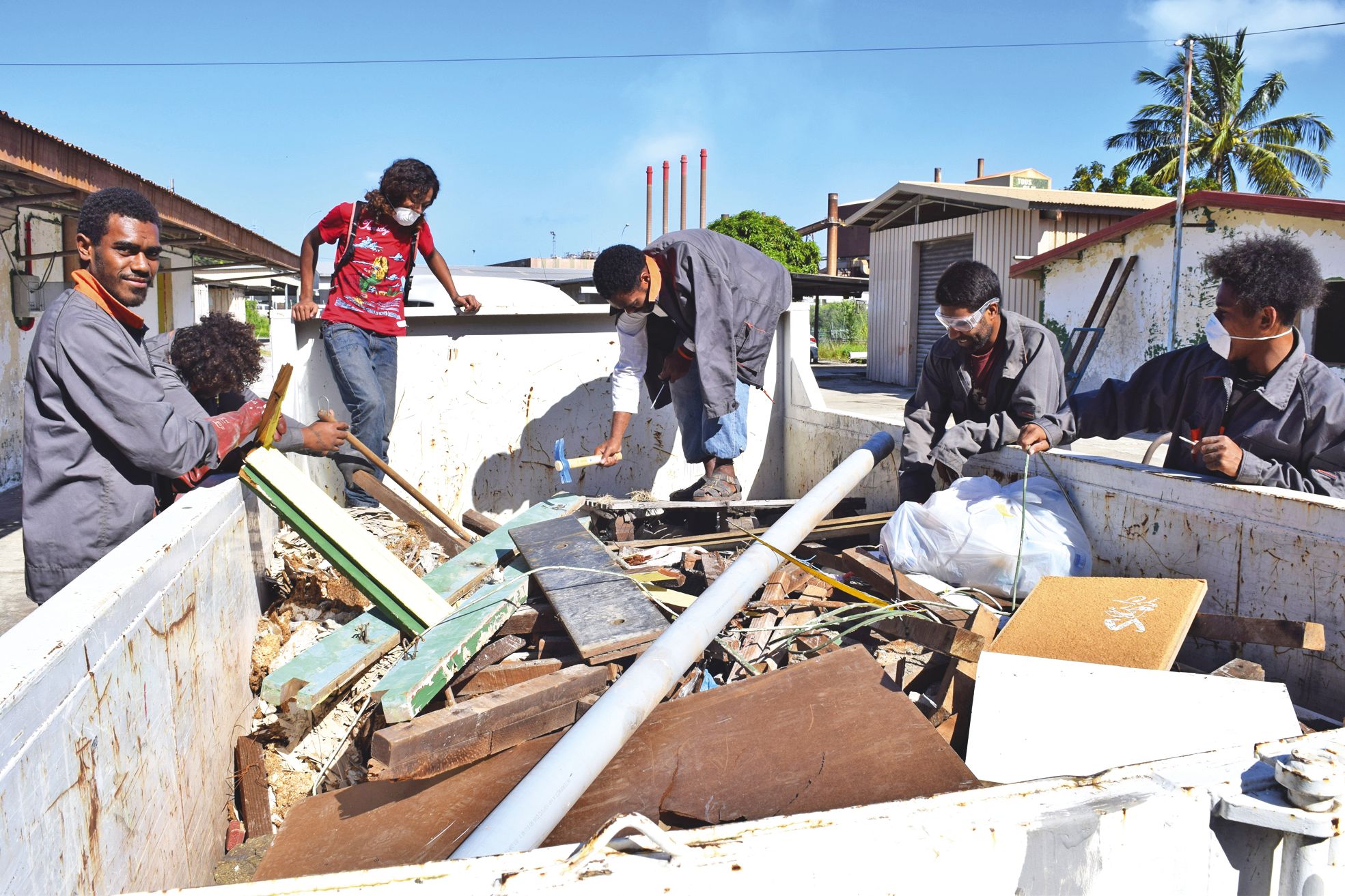 Doniambo, hier. Les jeunes du chantier d'insertion, qui ont chacun leur tour endossé le rôle de chef d'équipe, ont fait preuve de responsabilité et d'efficacité, en terminant ces travaux en avance par rapport au planning.