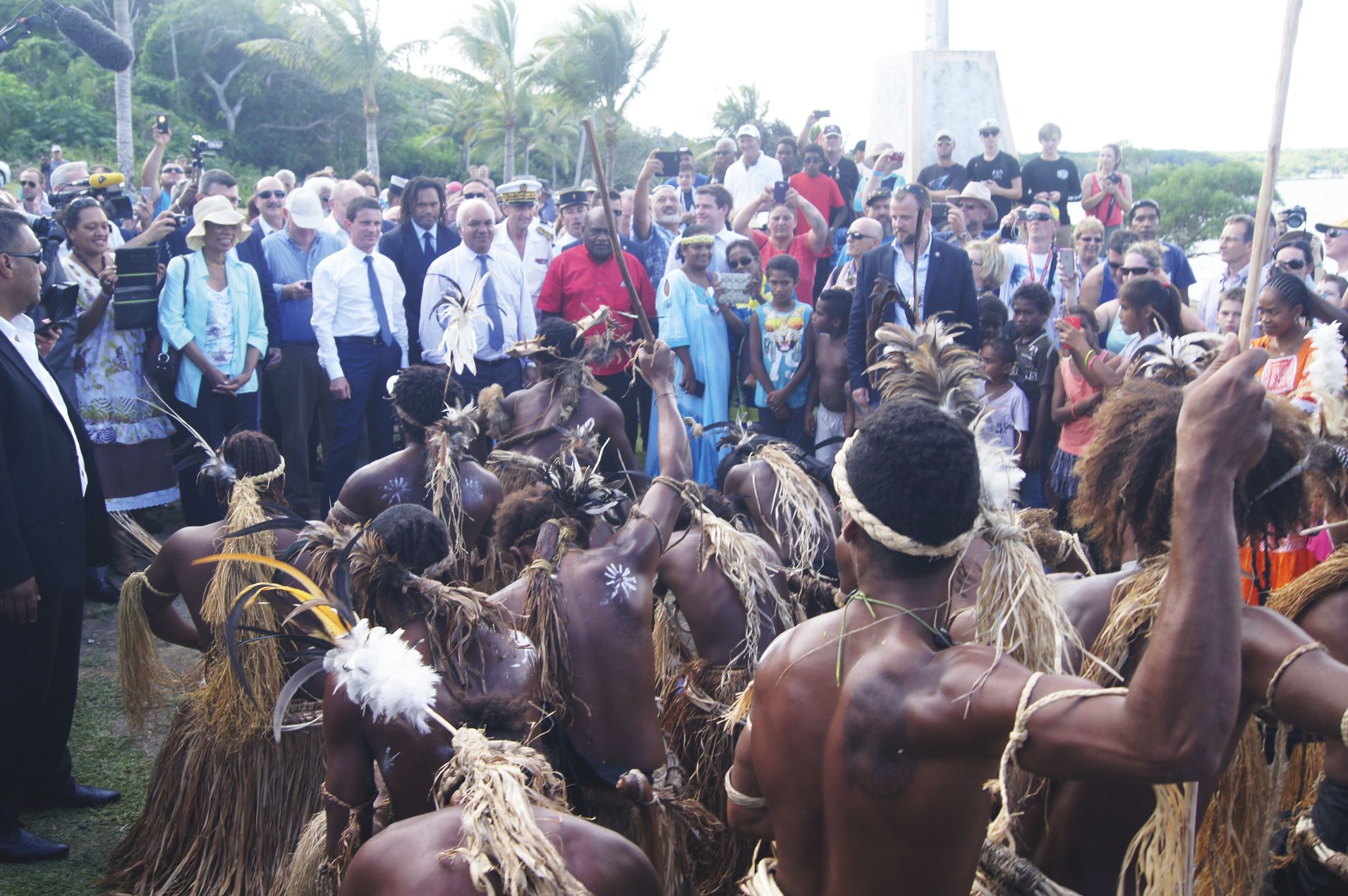 Outre les troupes de chant et de danse de Lifou, des centaines de croisiéristes curieux ont accueilli la délégation du chef du gouvernement.