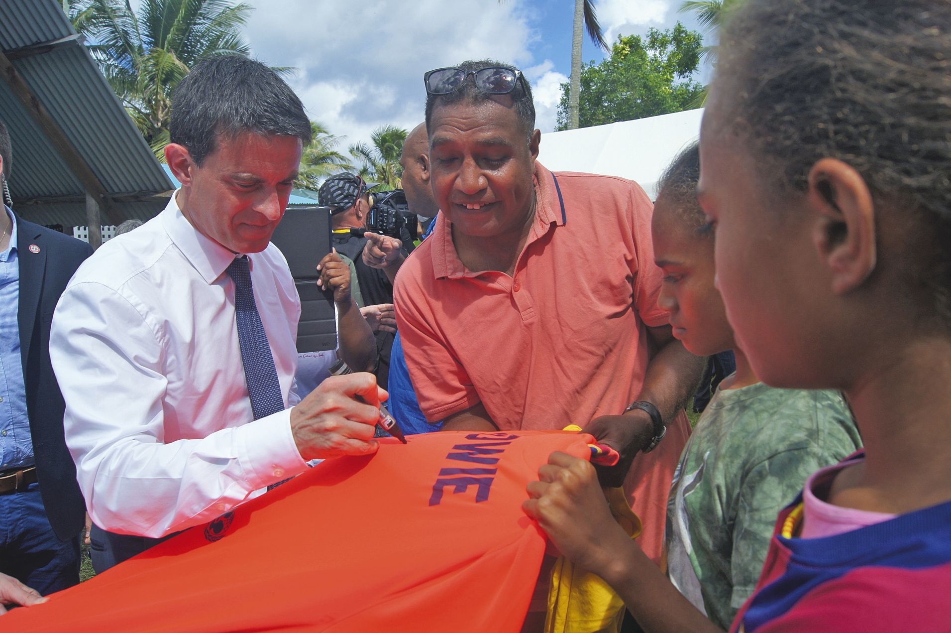 Supporter du FC Barcelone, Manuel Valls a dédicacé un maillot de football pour un père et  ses jumelles, amateurs du ballon rond.