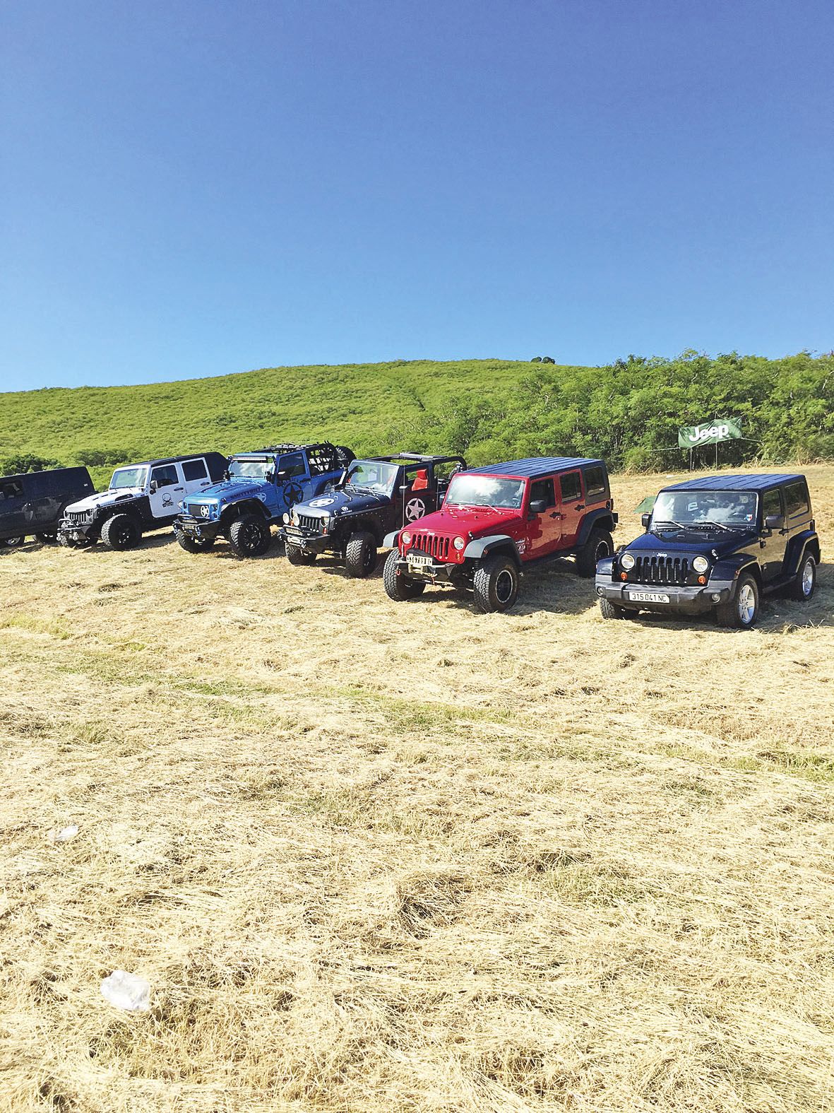 Nouville, plaine du Kuendu Beach, samedi 30 avril. Ce qu'apprécient les propriétaires de Jeep Wrangler, c'est qu'ils  peuvent personnaliser leur véhicule. « C'est comme avec les Harley », précise Johnny, qui a organisé le rassemblement.