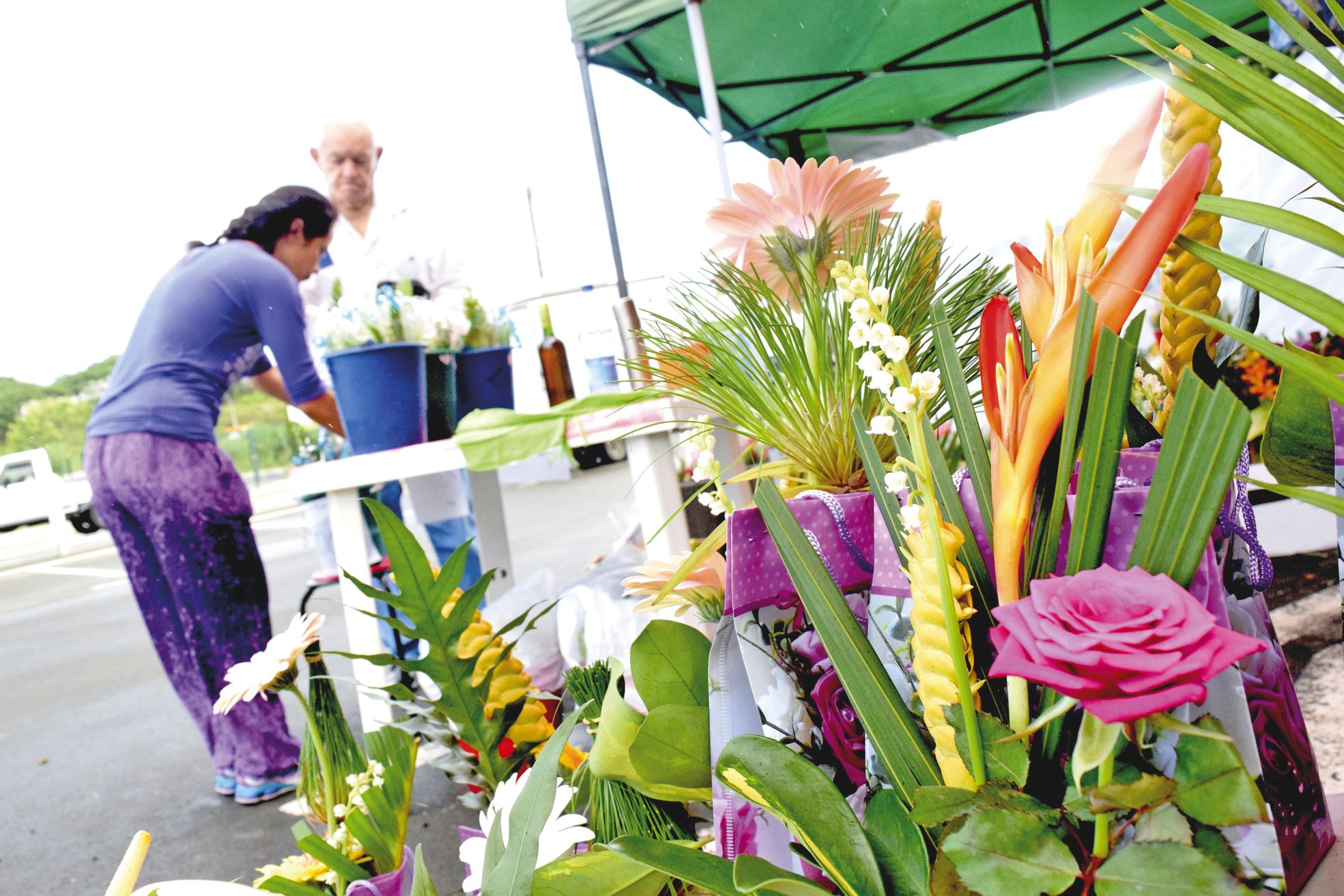 4e kilomètre, dimanche 1er mai. Trois stands de muguets étaient installés côte à côte, tenus par des cousins et cousines de la famille Marlier. D'autres vendeurs s'essayaient à la vente de clochettes, des particuliers comme des entreprises.