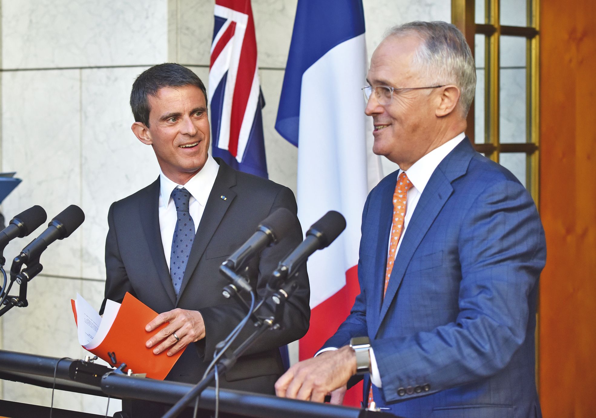 Canberra, lundi 2 mai. Manuel Valls et Malcolm Turnbull donnent une conférence de presse commune devant la Maison du Parlement. Les deux Premiers ministres affichaient des visages souriants et une attitude complice.