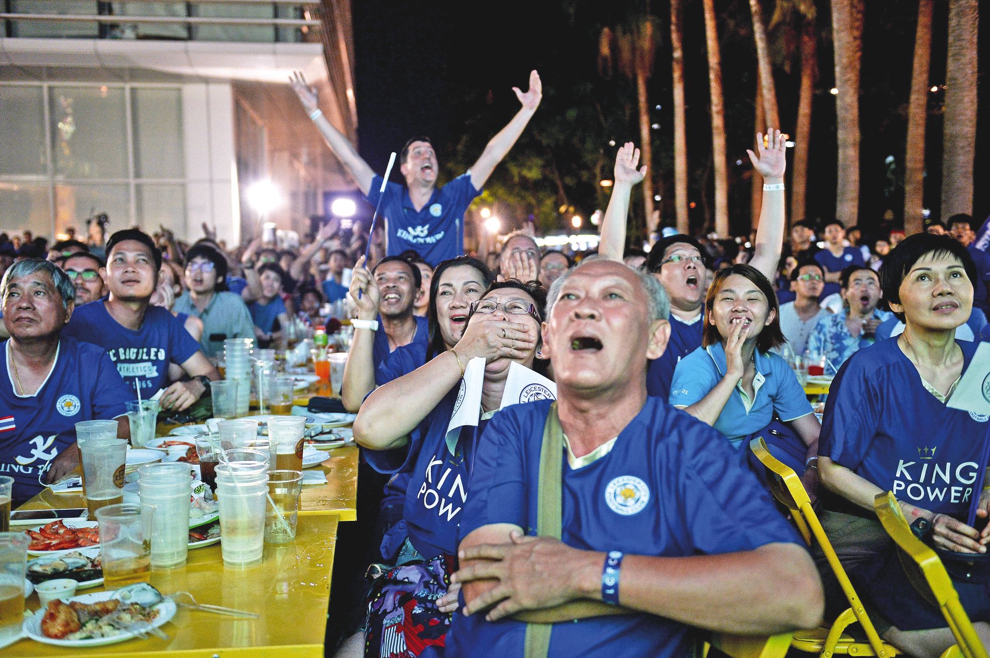 Bangkok, hier. Les fans thaïlandais du Leicester City FC espéraient une victoire à Old Trafford pour valider le titre. Manchester United a obtenu le nul 1-1, il faudra donc attendre.