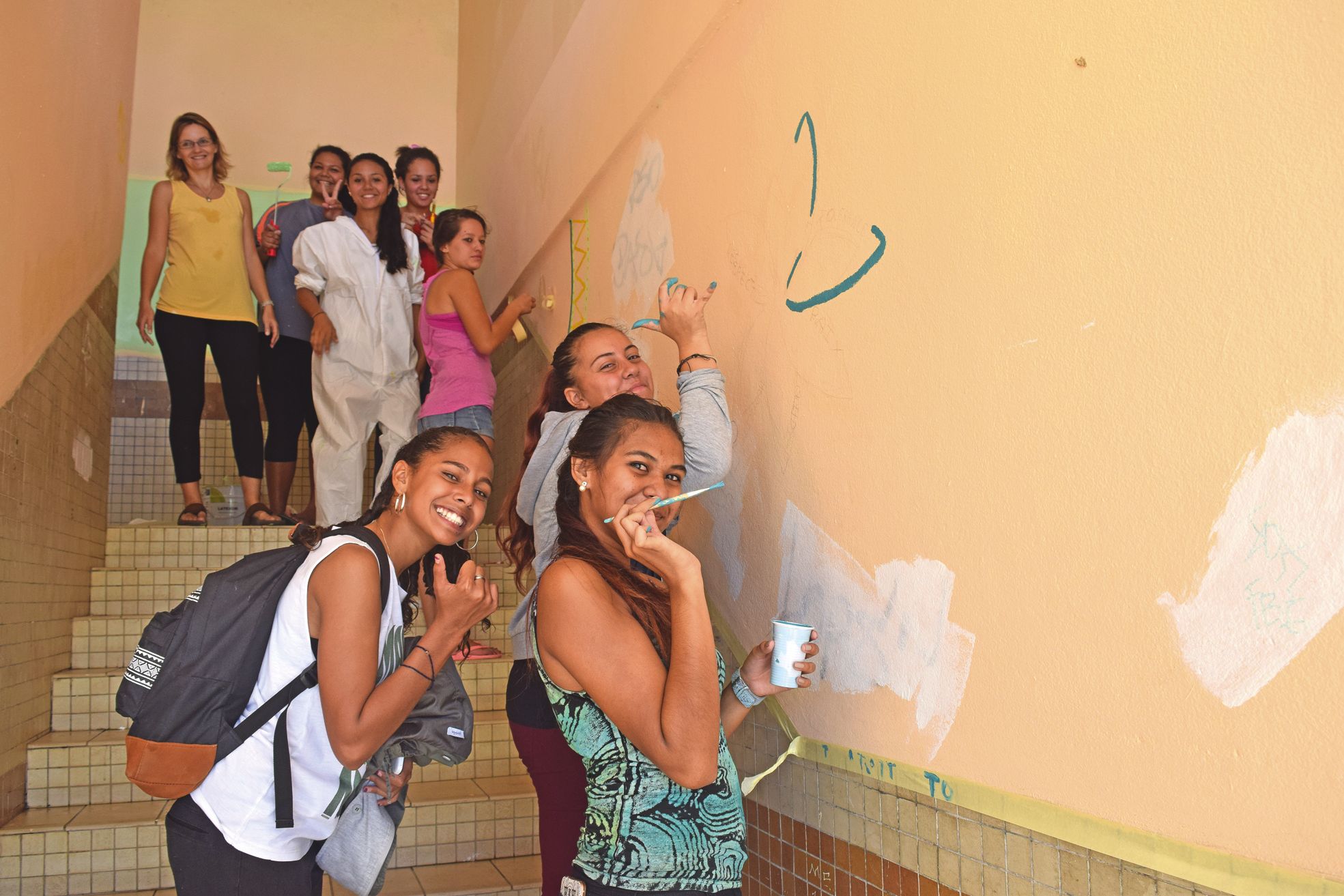 Autre activité proposée aux élèves : dessiner sur les murs. Ces élèves de seconde ont joué le jeu avec plaisir.