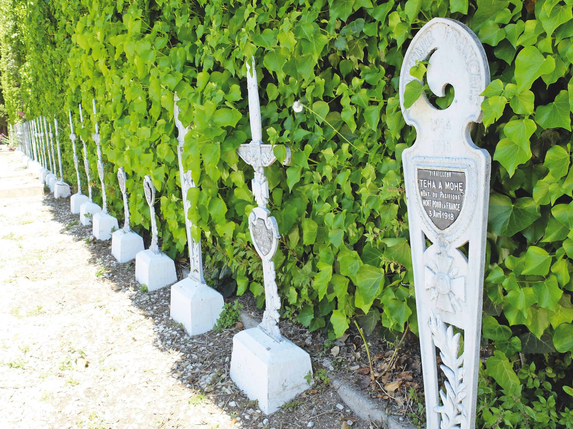 Cannes, cimetière Grand Jas. Le méfait a été découvert grâce à des descendants de l'un des soldats, venus se recueillir. Les échanges ont été nombreux entre la Polynésie française et la Métropole pour vérifier, puis réparer.