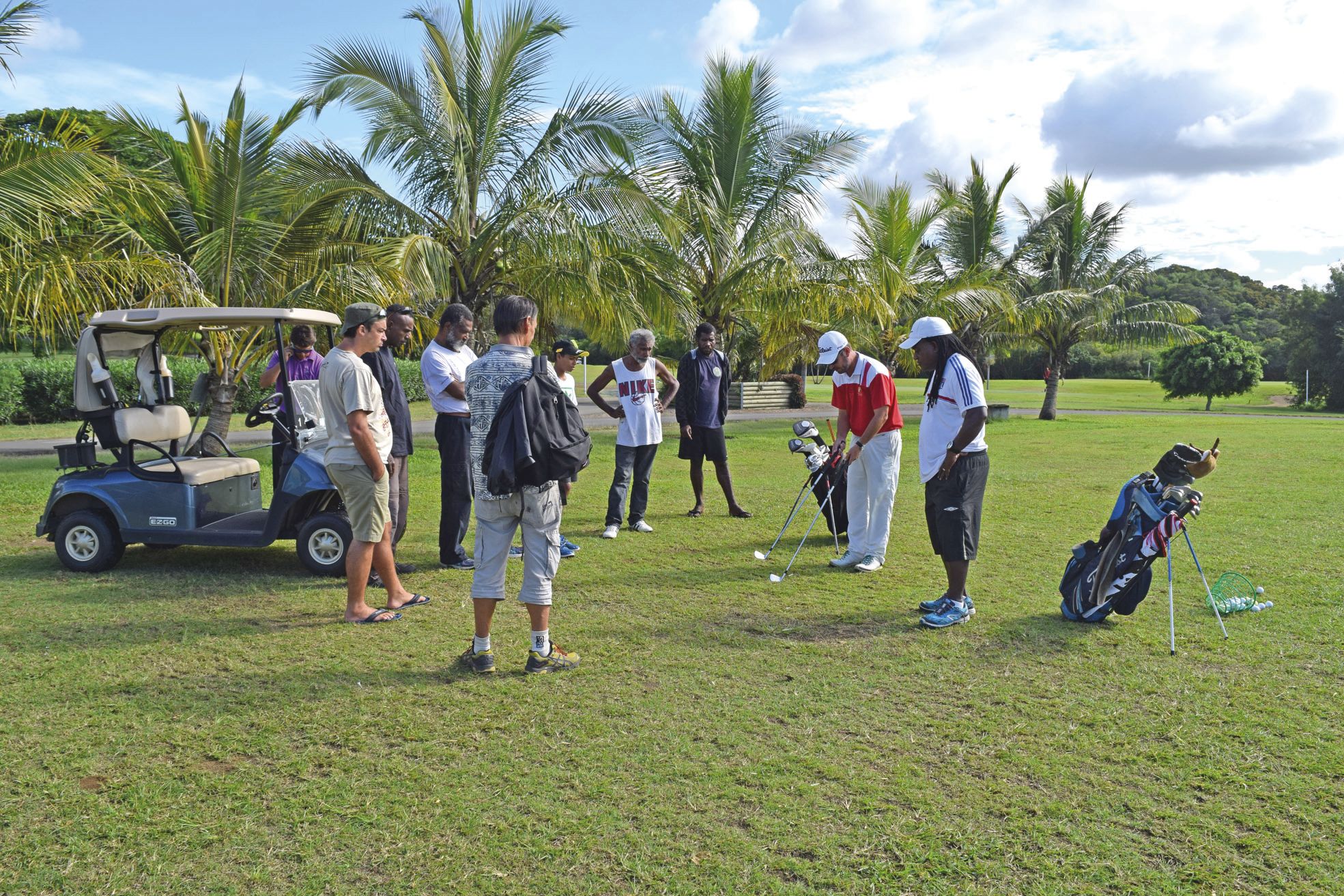 Ceux qui ont remporté les petits concours de frappe ont pu visiter le golf en voiturette.