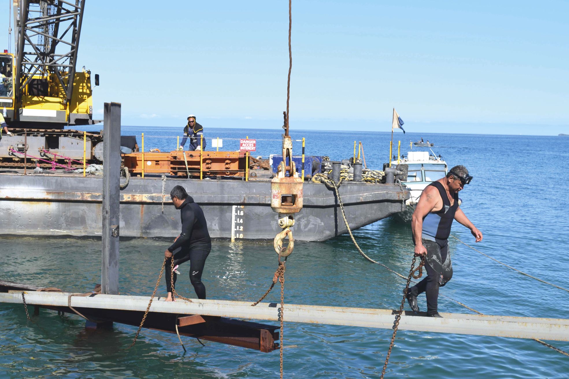 Pendant trois à quatre mois, les ouvriers de la société Endel seront sur le pont. Un travail physique, à la fois en équilibre dans les airs et en immersion dans l'eau.