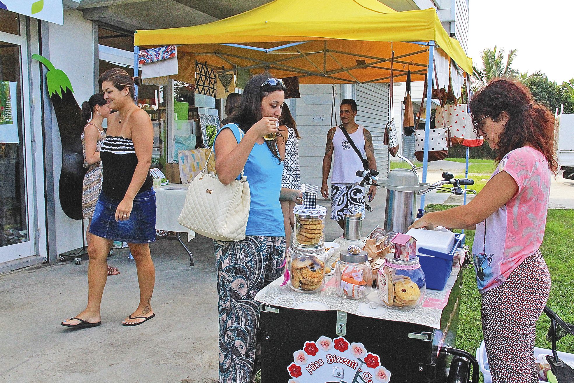 Robinson, samedi 14 mai. Le magasin Biomonde tenait son  premier marché artisanal, ponctué d'ateliers yoga et soins.