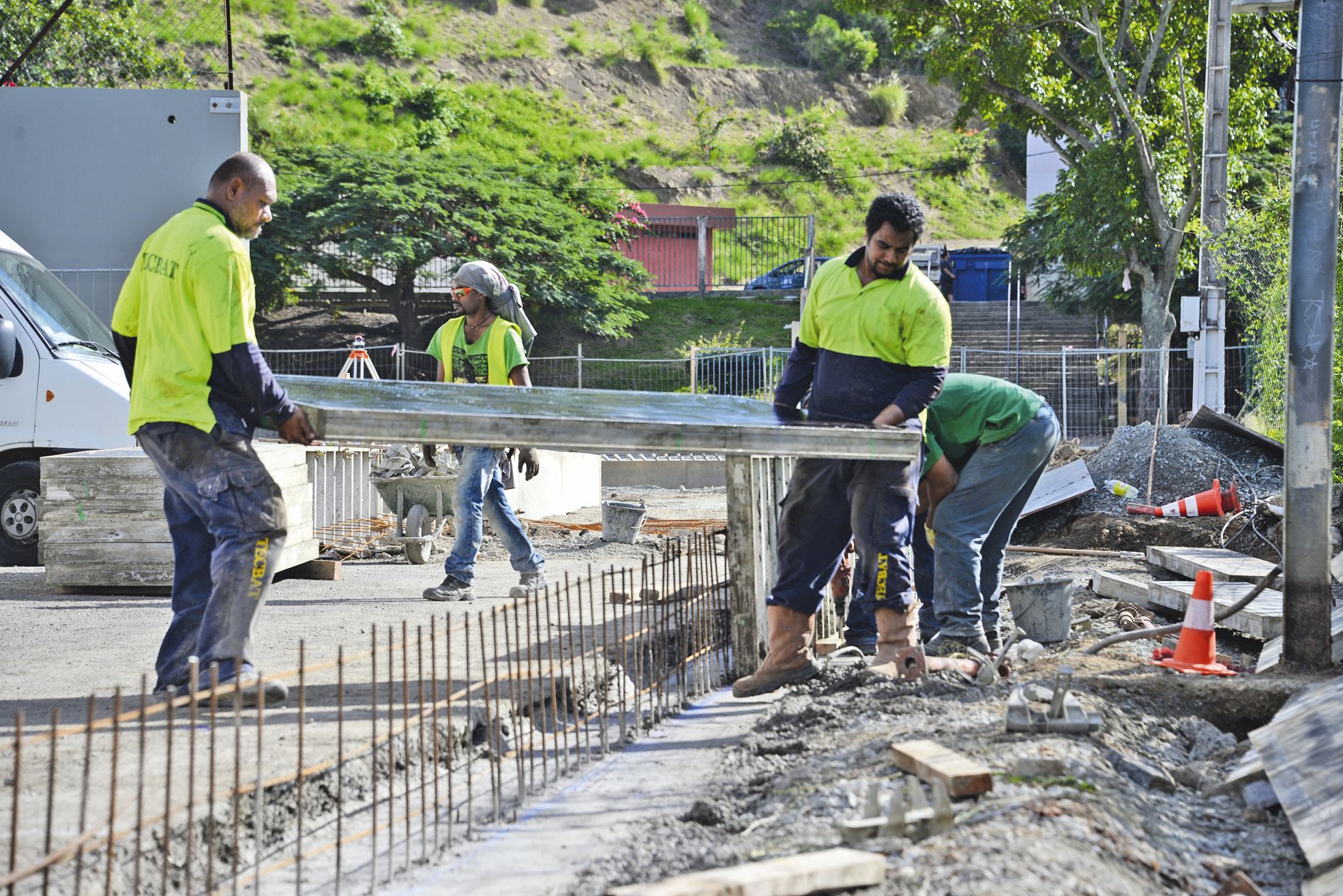 En plus des bâtiments, le plateau sportif est en cours de réfection. Une surface très attendue par les élèves.