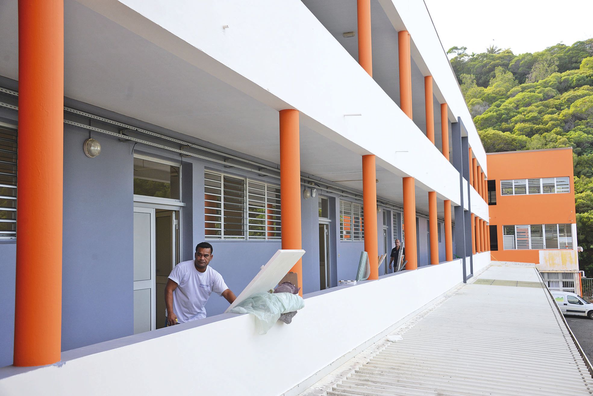 Collège Champagnat, vendredi 20 mai. Les ouvriers en sont aux finitions du premier étage. Ils s'attaqueront au rez-de-chaussée dès la semaine prochaine. Les façades du collège ont aussi été relookées avec des couleurs plus modernes.