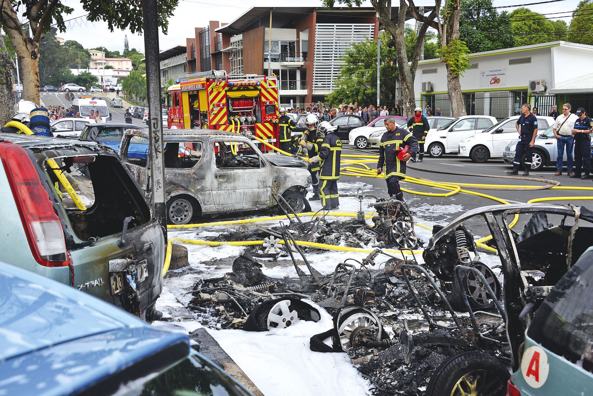 Hier, devant le lycée Lapérouse à Nouméa. Les pompiers sont intervenus rapidement pour éviter la propagation des flammes devant l'établissement, où une centaine de véhicules étaient stationnés.