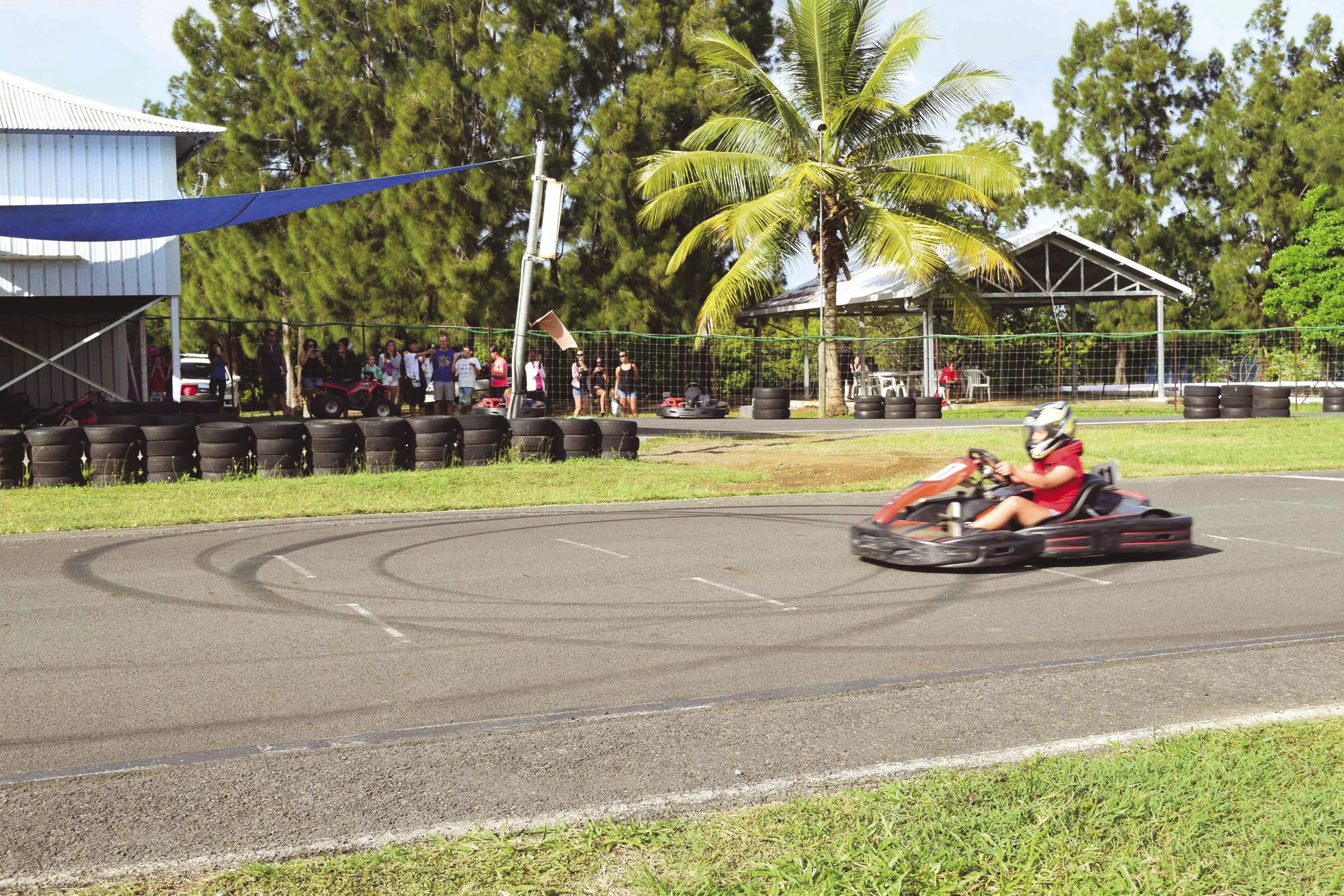 Sur la piste du karting de Nakutakoin, le dimanche 22 mai. Après une séance de kart, les équipes sont allées fairedu kayak et ont terminé le week-end par du golf, à Dumbéa.