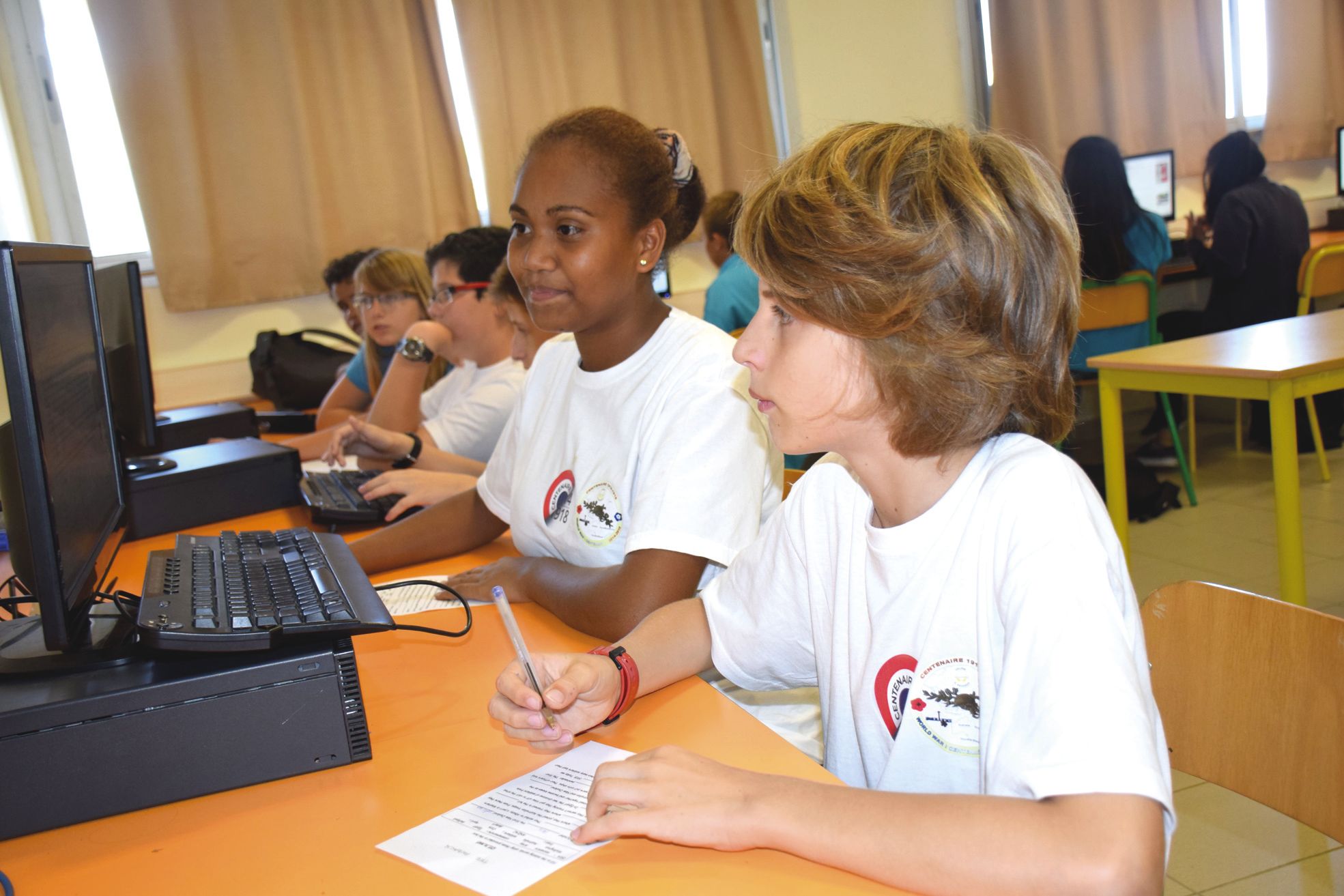 Collège Baudoux, le 23 mai. Kleyss et Anton nourrissent le blog pédagogique bilingue du projet « Mémoires héritées ».