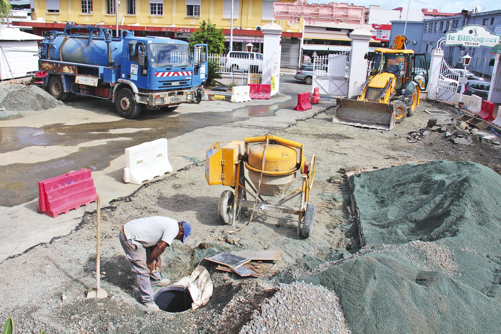 Le Village, mercredi 25 mai. Les travaux de transformation du parking en aménagement paysager ont démarré hier. Aucun calendrier n'a été communiqué aux commerçants qui s'opposent, en majorité, à sa disparition.