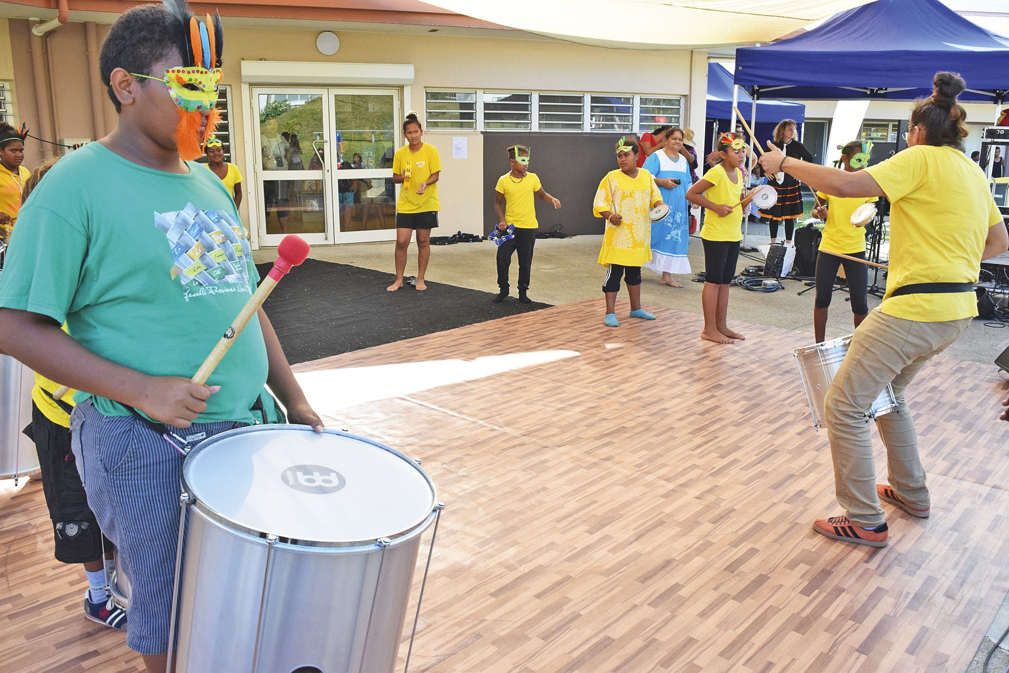 Toute la journée, dans le petit amphithéâtre à l'arrière de la médiathèque, des groupes  de musique et de danse de la commune ou des maisons de quartier se sont produits.