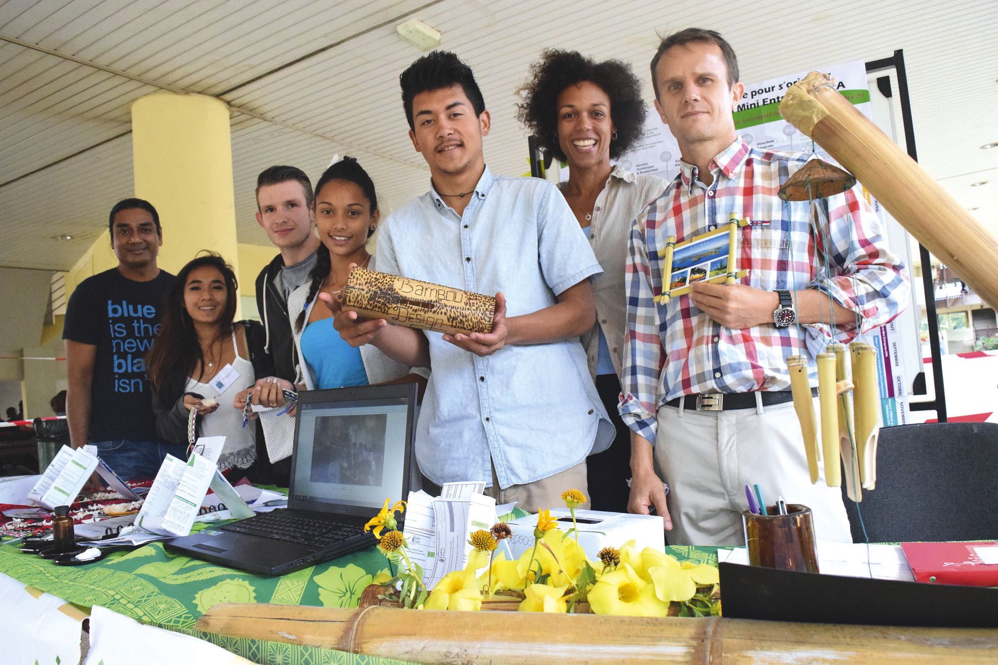 Jeudi matin, à Dumbéa. Quatre des mini-entrepreneurs, Emmanuelle, Lucas, Ashley et Nicolas, présentaient leurs prototypes, encadrés par leurs professeurs, Jean-Max Atchapa (à gauche), Clarisse Micheneau, et le proviseur adjoint, François Guiochet.