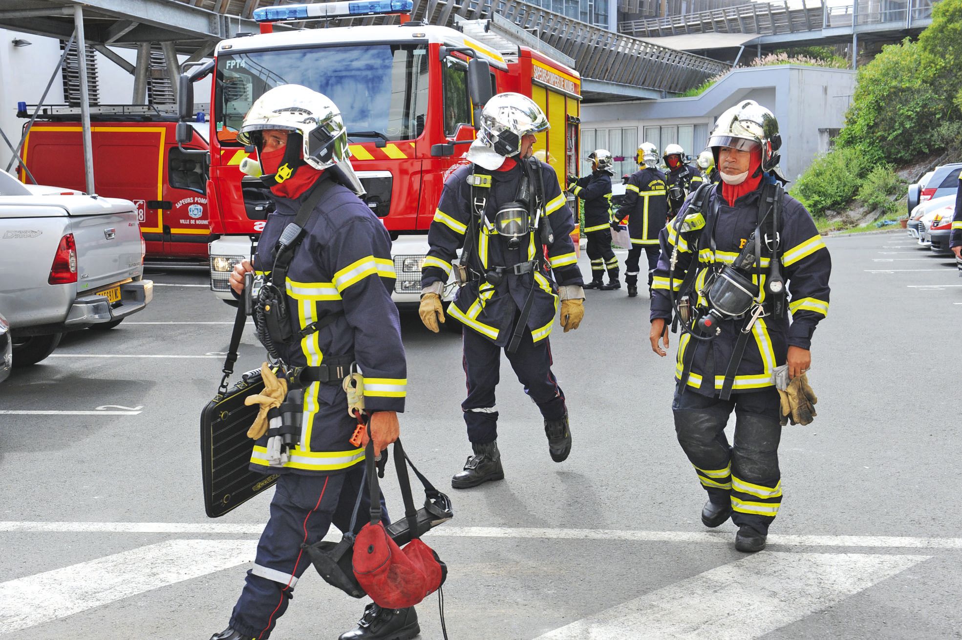 Une vingtaine de secouristes ont joué le jeu mais deux voitures du personnel étaient garées sur l'espace réservé aux pompiers.