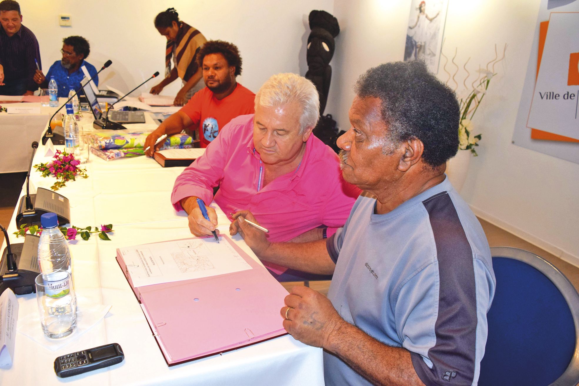 Mairie de Païta, mardi 31 mai. Harold Martin et Augustin Koindredi, président du conseil des chefs de clan, signent un accord pour construire le réservoir à N'Dé.