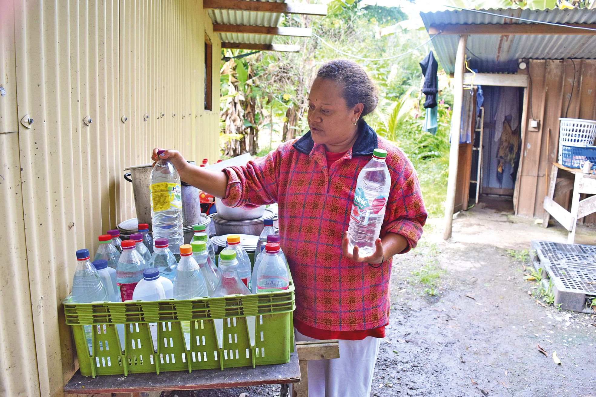 Tribu de Naniouni, mercredi 1er juin. A son domicile, Ella Gounou dispose toujours d'une cuve et de plusieurs dizaines de bouteilles d'eau remplies en cas de coupure. Pour ne manquer de rien, plusieurs bassines récupèrent aussi l'eau de pluie.