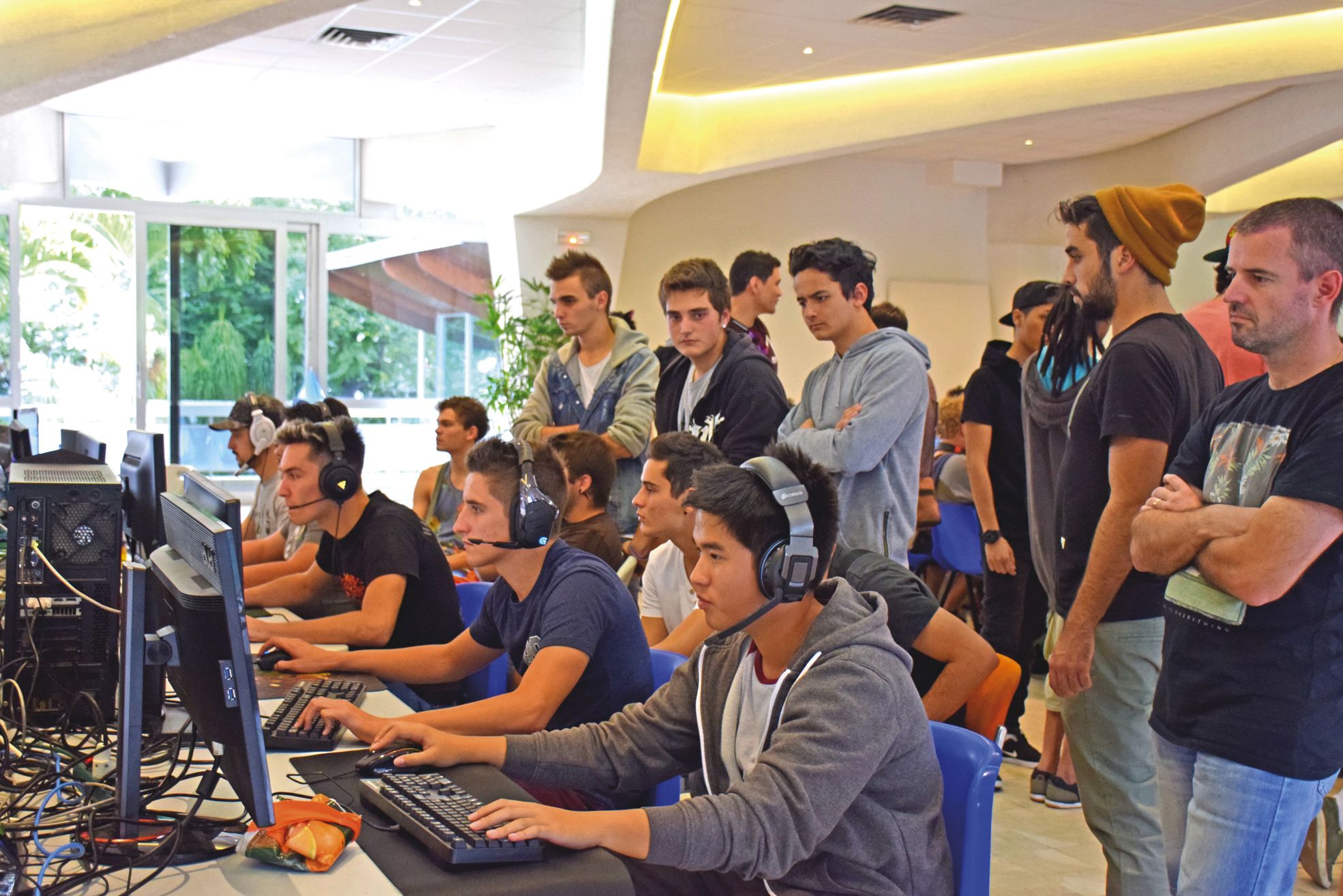 Salle d'honneur de la mairie, le 4 juin. Concentration chez les concurrents de l'un des deux tournois de jeux vidéo en réseau engagés entre huit équipes de cinq.