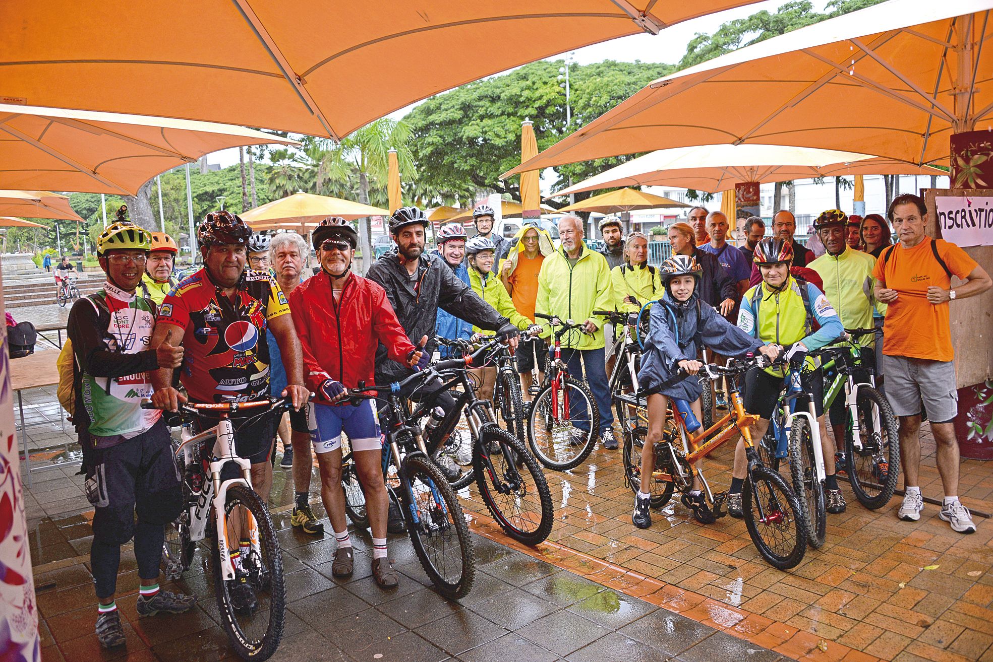 Place de la Marne, le matin du 5 juin. Tous ces cyclistes étaient prêts à braver la pluie pour se balader à vélo sur le futur tracé du projet Néobus. Mais le rendez-vous est remis à une autre fois.