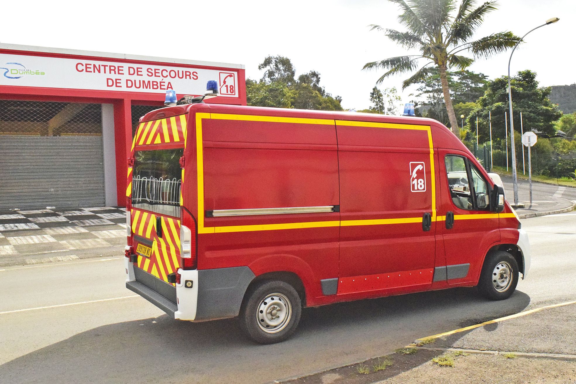 Le 9 juin, les pompiers de Dumbéa partent sur un accident de la route, au Calvaire, avec leur véhicule d'assistance aux  victimes. La municipalité a voté mercredi soir l'achat d'un nouveau camion de ce type.