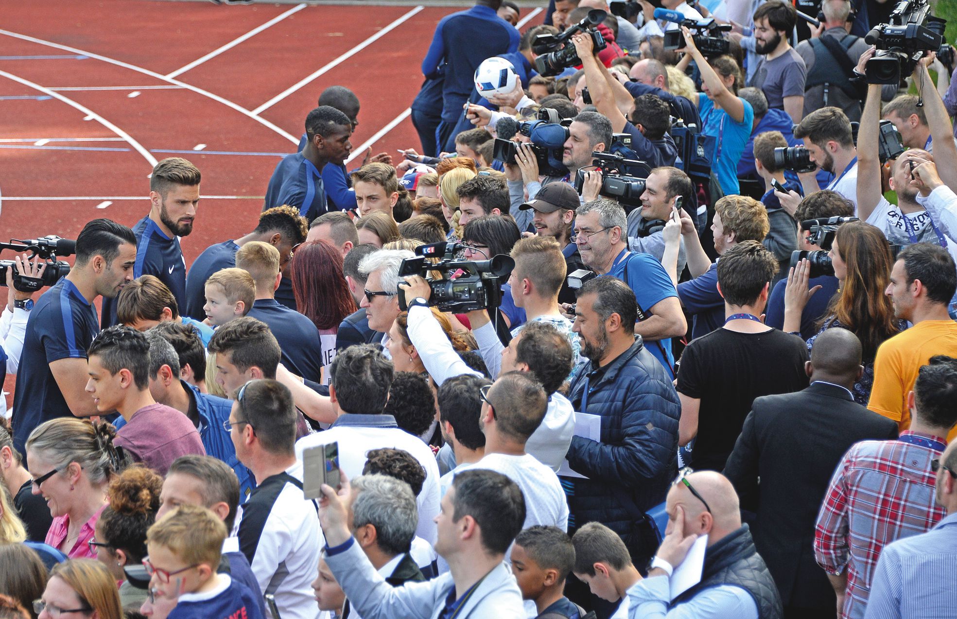 Clairefontaine, le 8 juin. L'équipe de France peut commencer l'Euro demain face à la Roumanie avec un grandcapital sympathie auprès du public. Comme en témoigne la foule toujours présente lors des entraînements.