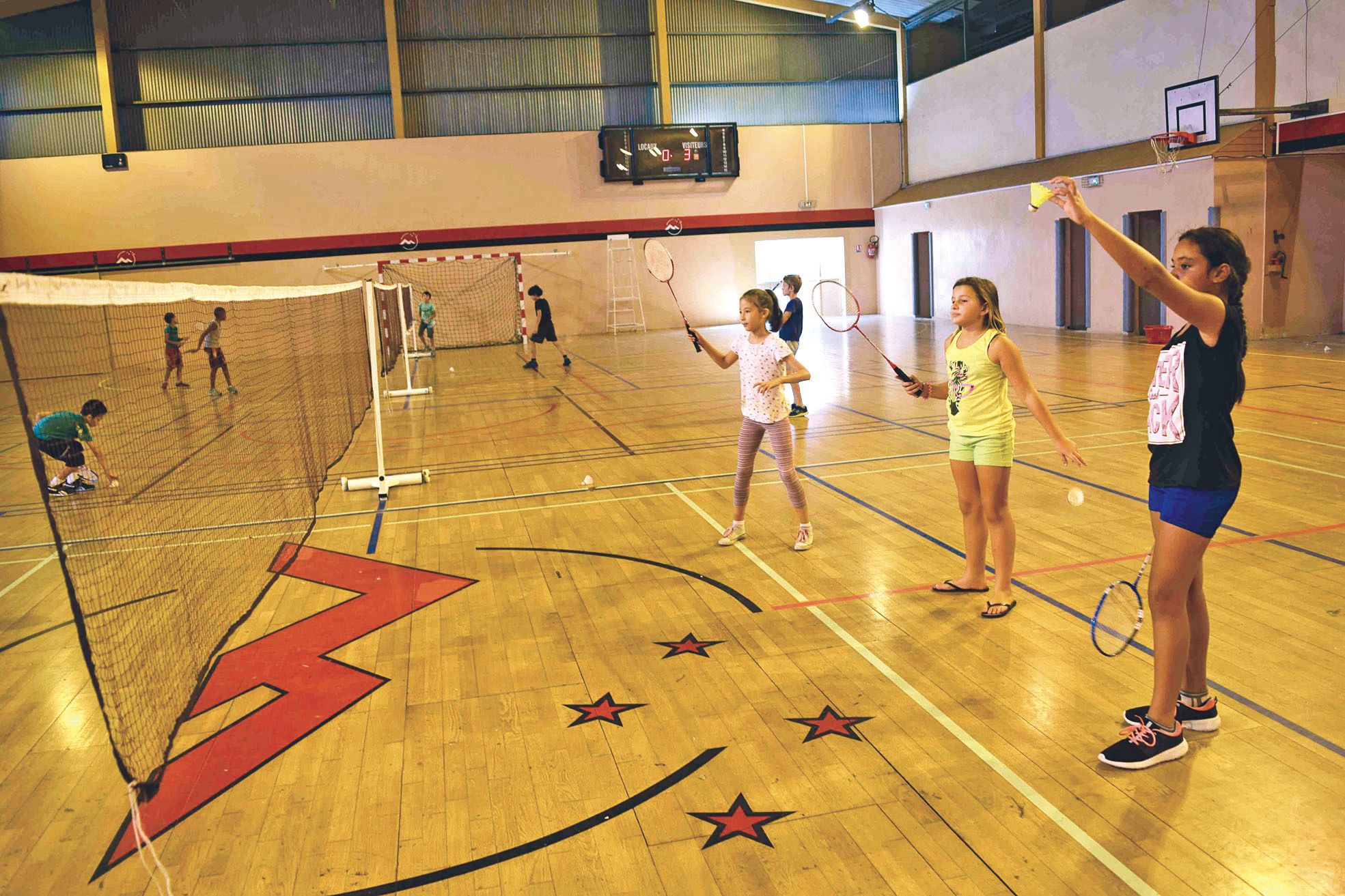 Dans la salle omnisports Henri-Sérandour, les élèves s'entraînent au badminton.